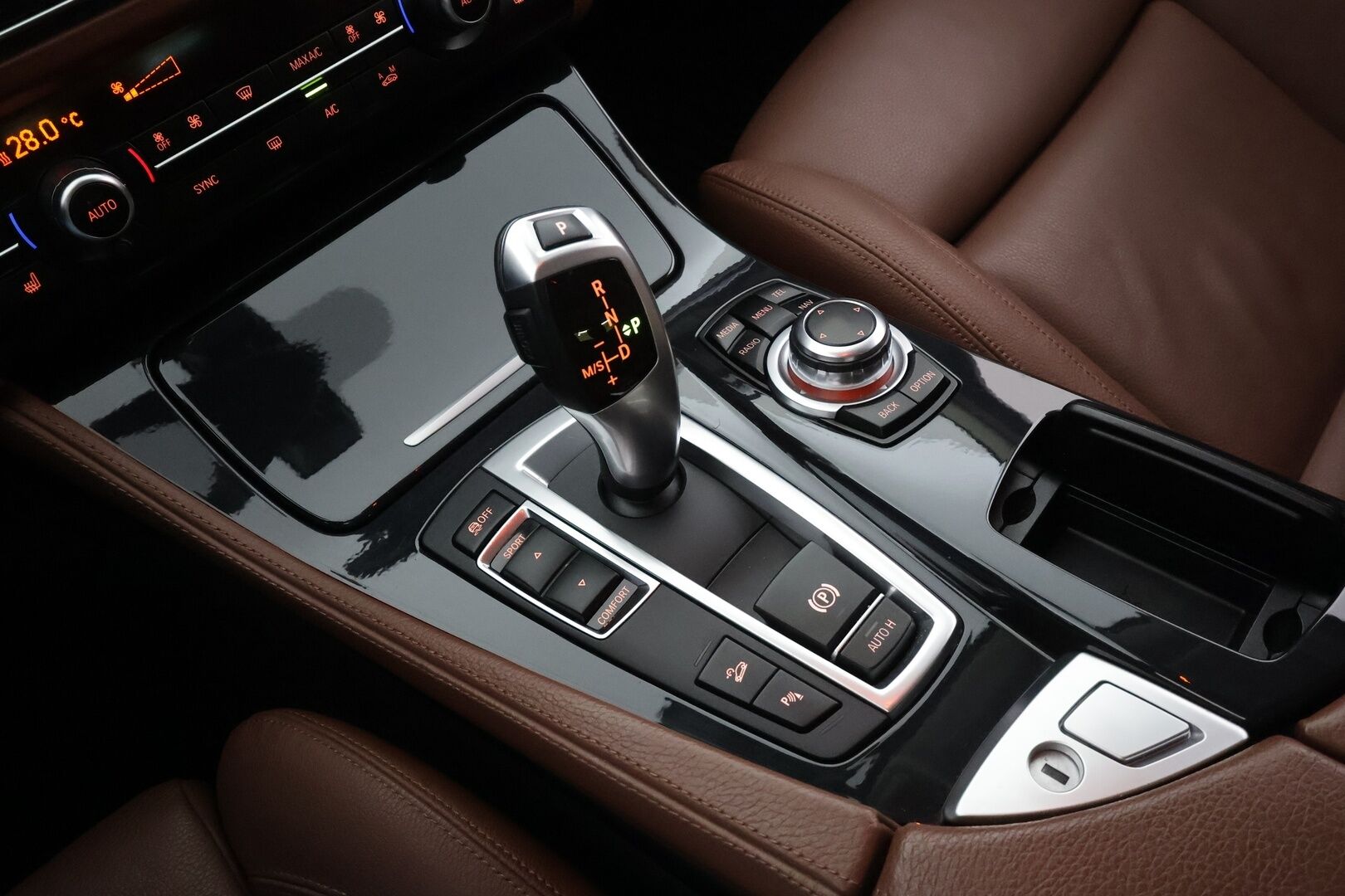 BMW 520 2016 F11 Touring 520d A xDrive Business Exclusive Edition * Webasto / Koukku / Xenon / P.tutkat / Navi / Sportnahat  / HUD* - HiFi / Suomi-auto / Kahdet renkaat