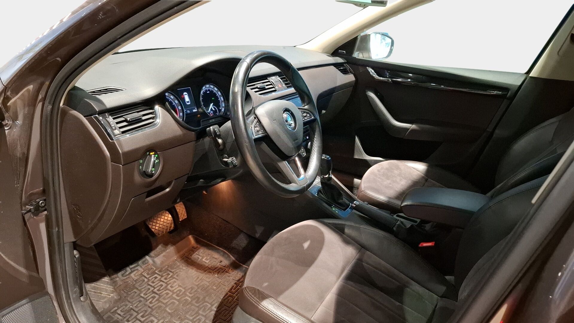 Skoda Octavia 2015 Combi 2,0 TDI 150 L&K DSG Autom. / Adapt. vak / Webasto / Canton / Lämmitettävä tuulilasi - Tehtaan vetokoukku / L&K varustetasolla / Tutkat / 2x Renkaat