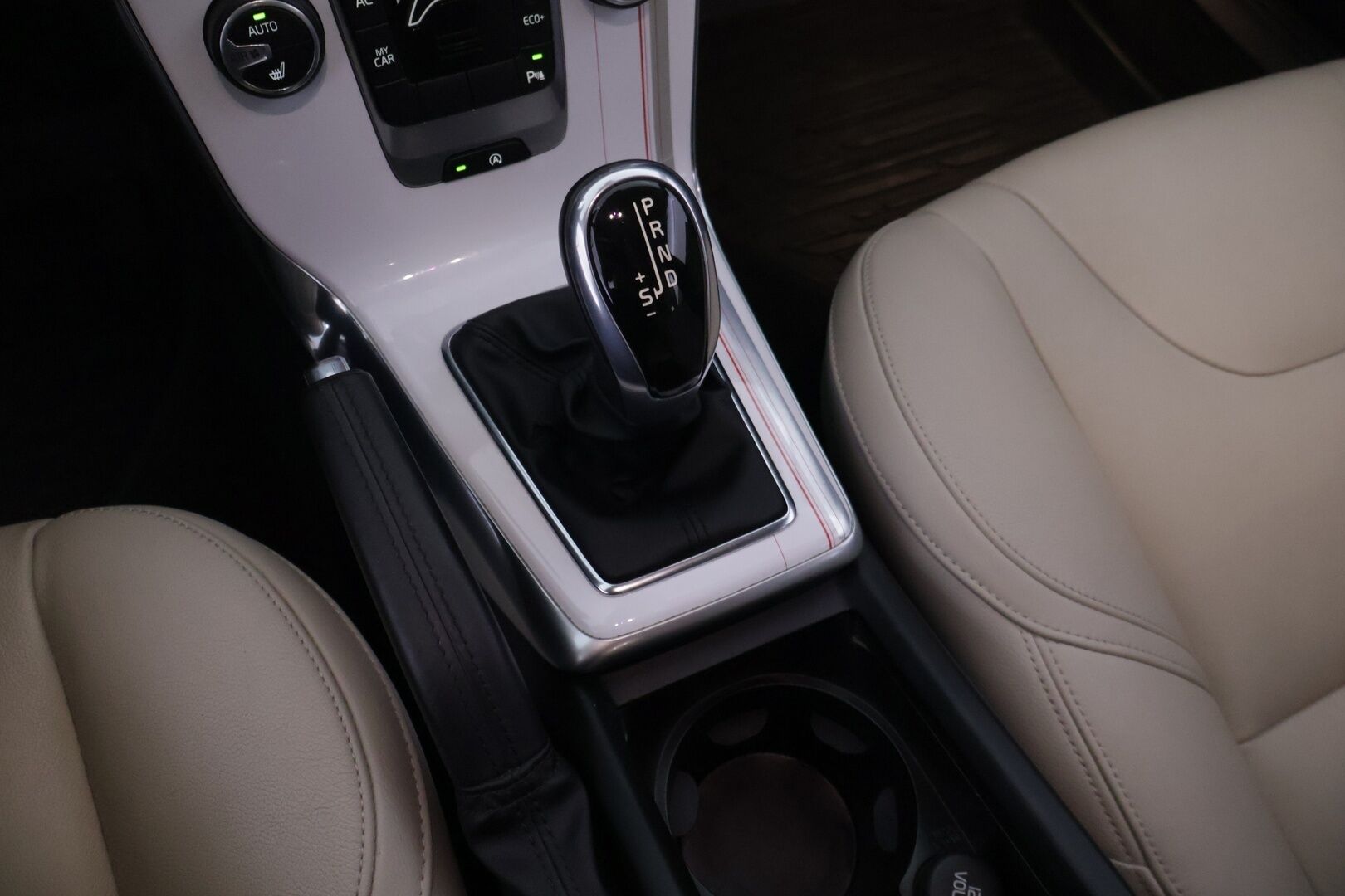 Volvo V40 2016 D2 Business aut - *Suomi-auto | Pa. käyttöinen lisälämmitin ajastimella | Vaalea nahkasisusta | Xenon | Lämmitettävä tuulilasi | 2x renkaat & vanteet | Jakohihna vaihdettu 9/26*