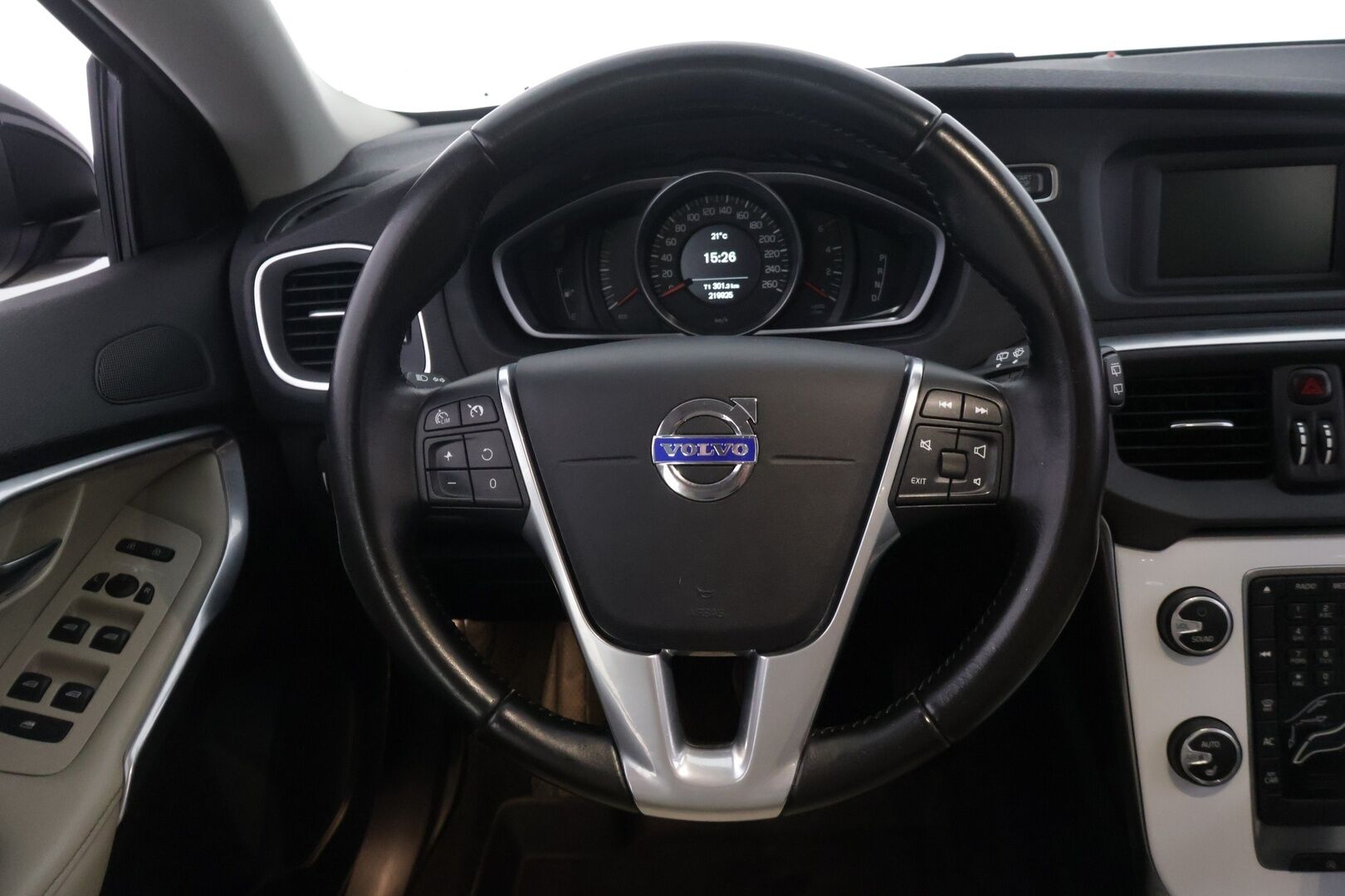 Volvo V40 2016 D2 Business aut - *Suomi-auto | Pa. käyttöinen lisälämmitin ajastimella | Vaalea nahkasisusta | Xenon | Lämmitettävä tuulilasi | 2x renkaat & vanteet | Jakohihna vaihdettu 9/26*