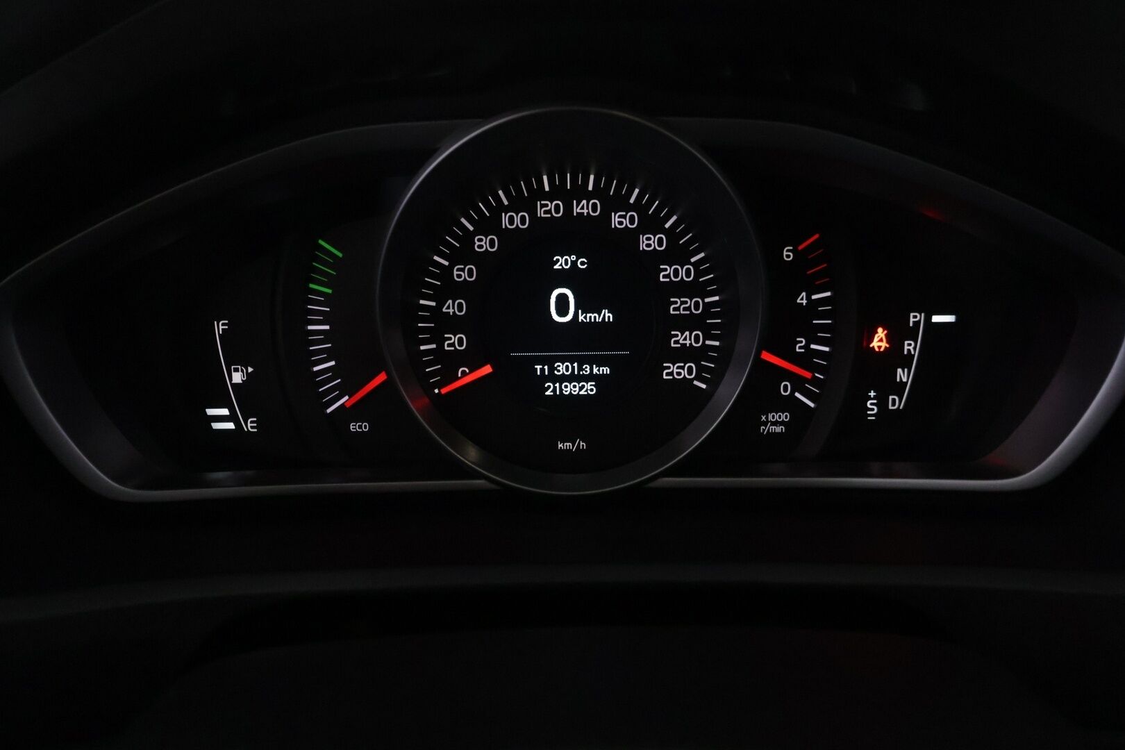 Volvo V40 2016 D2 Business aut - *Suomi-auto | Pa. käyttöinen lisälämmitin ajastimella | Vaalea nahkasisusta | Xenon | Lämmitettävä tuulilasi | 2x renkaat & vanteet | Jakohihna vaihdettu 9/26*