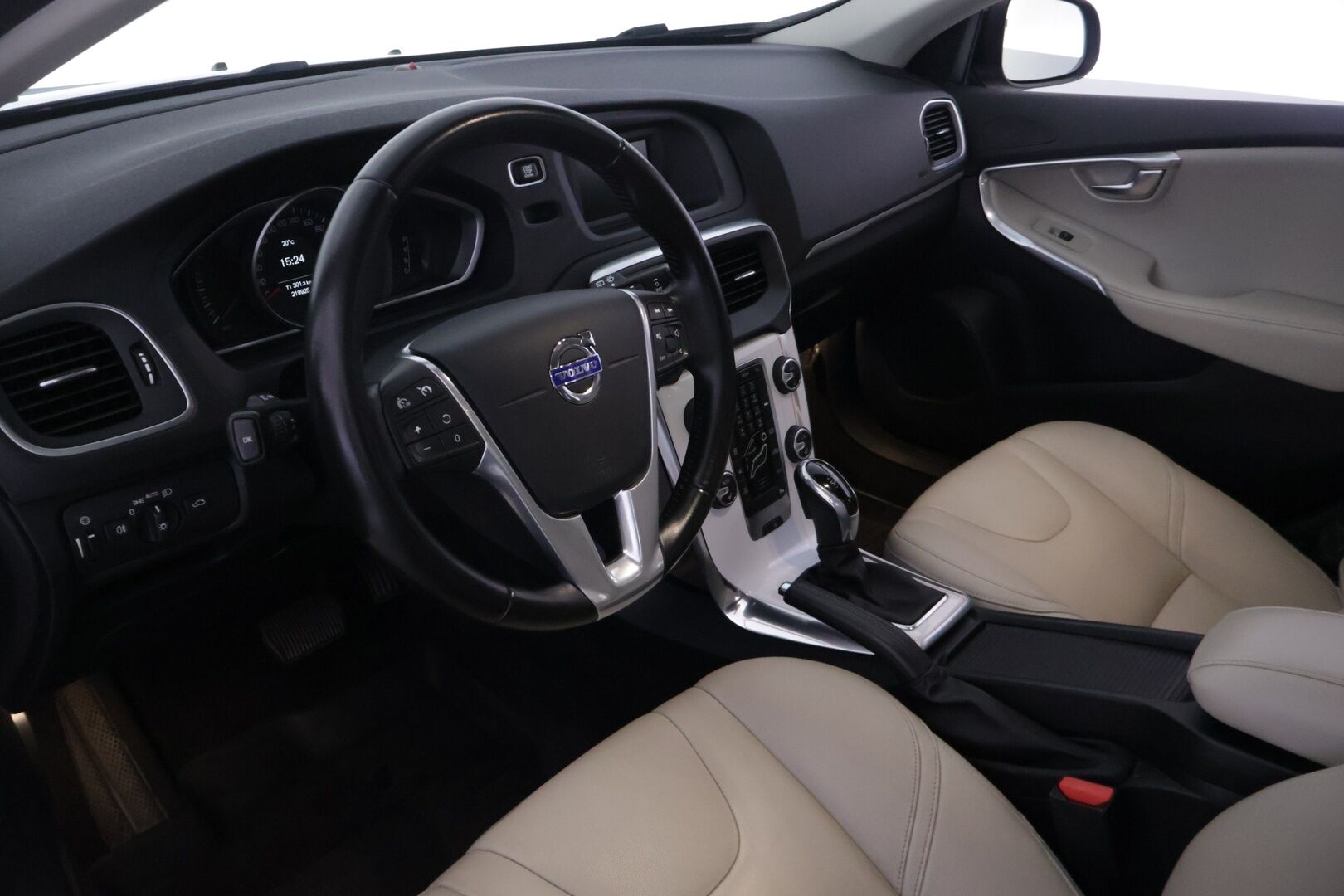 Volvo V40 2016 D2 Business aut - *Suomi-auto | Pa. käyttöinen lisälämmitin ajastimella | Vaalea nahkasisusta | Xenon | Lämmitettävä tuulilasi | 2x renkaat & vanteet | Jakohihna vaihdettu 9/26*