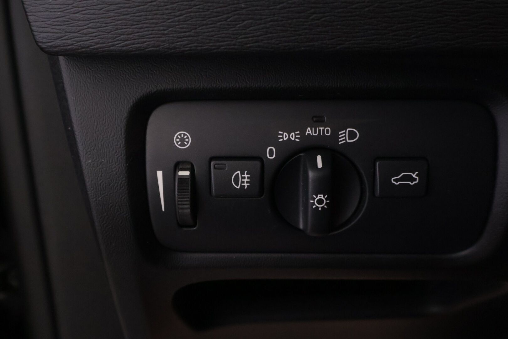Volvo V40 2016 D2 Business aut - *Suomi-auto | Pa. käyttöinen lisälämmitin ajastimella | Vaalea nahkasisusta | Xenon | Lämmitettävä tuulilasi | 2x renkaat & vanteet | Jakohihna vaihdettu 9/26*