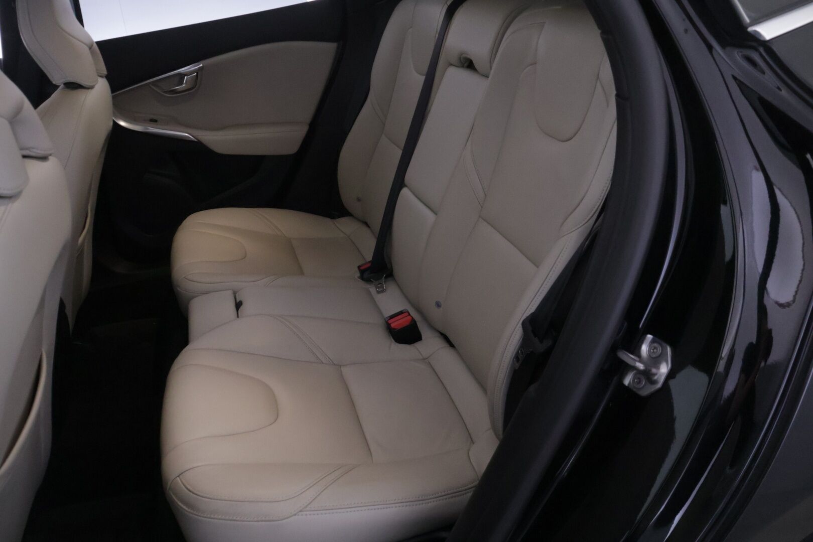 Volvo V40 2016 D2 Business aut - *Suomi-auto | Pa. käyttöinen lisälämmitin ajastimella | Vaalea nahkasisusta | Xenon | Lämmitettävä tuulilasi | 2x renkaat & vanteet | Jakohihna vaihdettu 9/26*