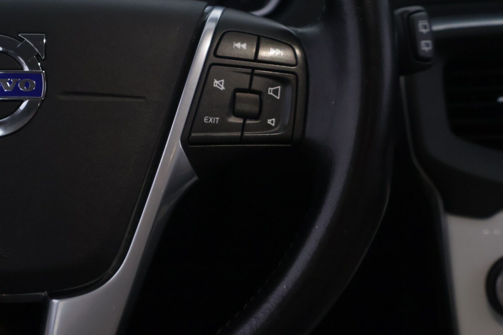 Volvo V40 2016 D2 Business aut - *Suomi-auto | Pa. käyttöinen lisälämmitin ajastimella | Vaalea nahkasisusta | Xenon | Lämmitettävä tuulilasi | 2x renkaat & vanteet | Jakohihna vaihdettu 9/26*