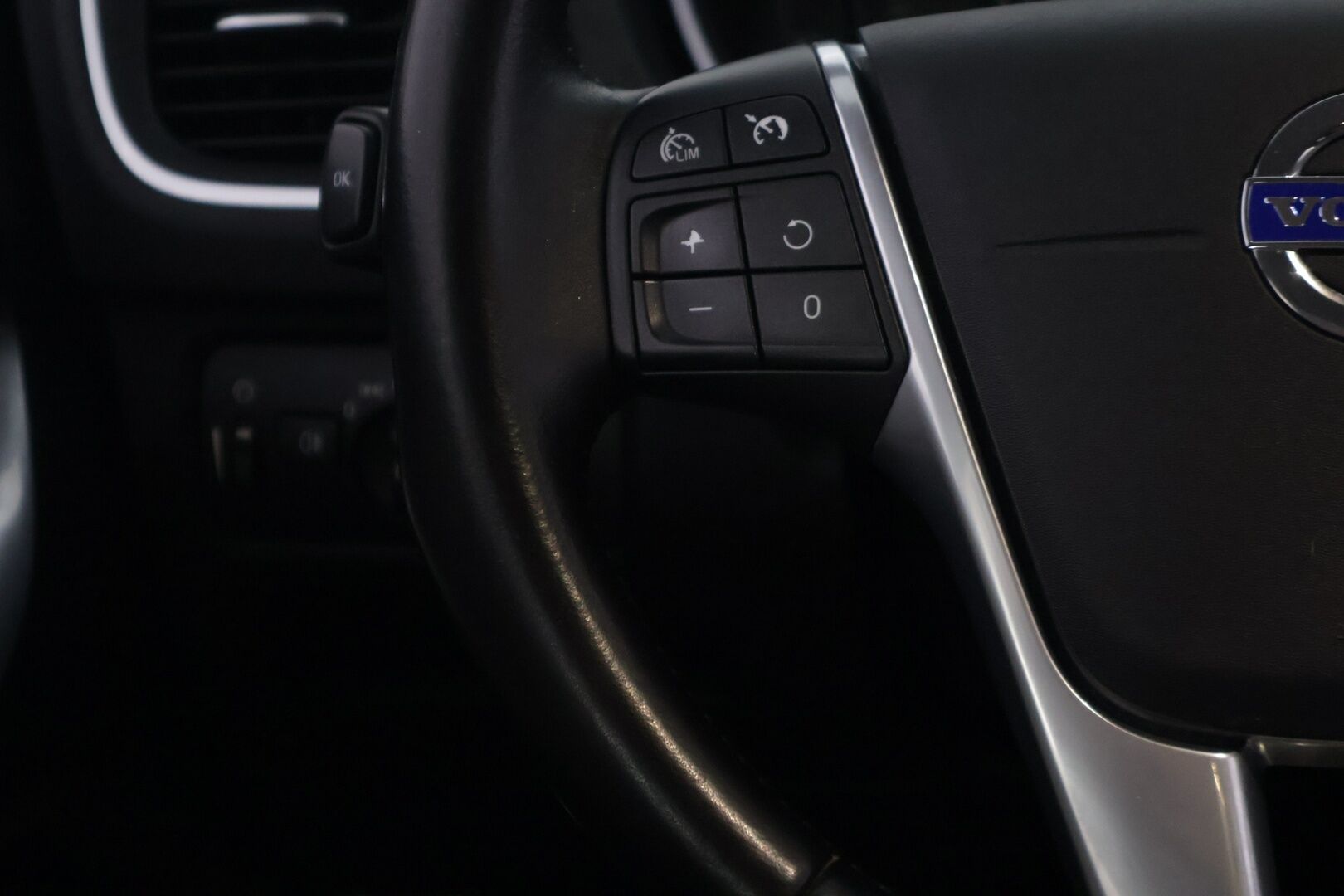 Volvo V40 2016 D2 Business aut - *Suomi-auto | Pa. käyttöinen lisälämmitin ajastimella | Vaalea nahkasisusta | Xenon | Lämmitettävä tuulilasi | 2x renkaat & vanteet | Jakohihna vaihdettu 9/26*