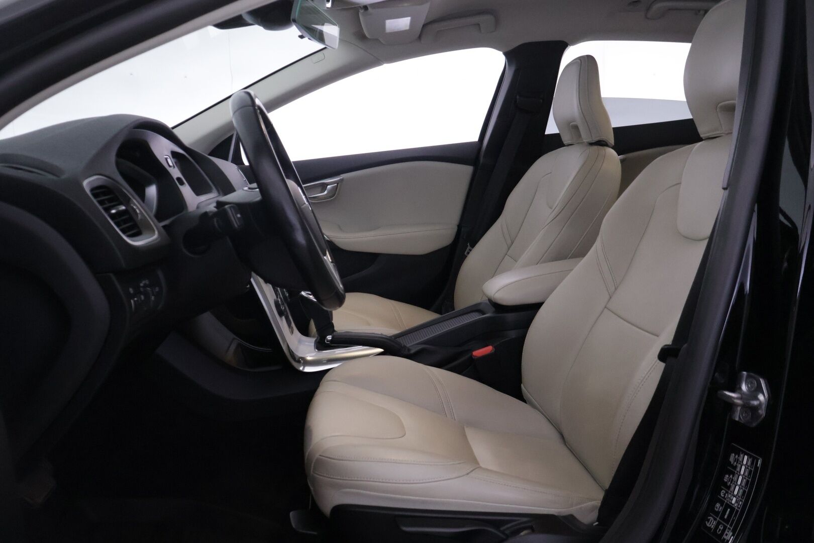 Volvo V40 2016 D2 Business aut - *Suomi-auto | Pa. käyttöinen lisälämmitin ajastimella | Vaalea nahkasisusta | Xenon | Lämmitettävä tuulilasi | 2x renkaat & vanteet | Jakohihna vaihdettu 9/26*