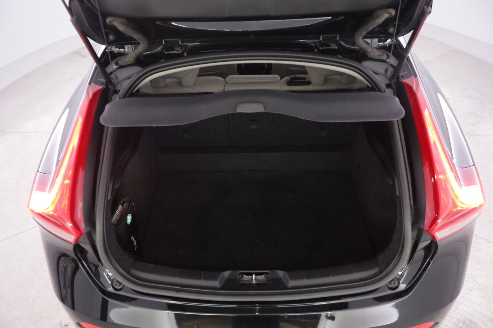 Volvo V40 2016 D2 Business aut - *Suomi-auto | Pa. käyttöinen lisälämmitin ajastimella | Vaalea nahkasisusta | Xenon | Lämmitettävä tuulilasi | 2x renkaat & vanteet | Jakohihna vaihdettu 9/26*