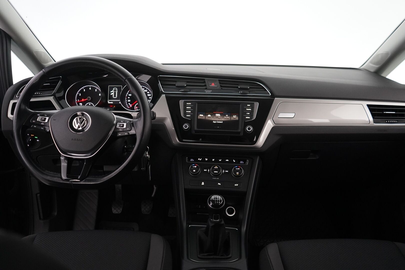 Volkswagen Touran 2016 1.2 TSI Trendline 81 kW (110 hv) * ACC / Lohko / Koukku / BT / Ratinlämmitin / Tutkat* - Suomi-auto / Huollettu 175tkm / Kahdet renkaat + Vanteet - Osta nyt, maksa vasta ensi vuonna