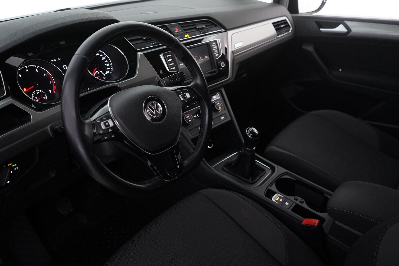 Volkswagen Touran 2016 1.2 TSI Trendline 81 kW (110 hv) * ACC / Lohko / Koukku / BT / Ratinlämmitin / Tutkat* - Suomi-auto / Huollettu 175tkm / Kahdet renkaat + Vanteet - Osta nyt, maksa vasta ensi vuonna