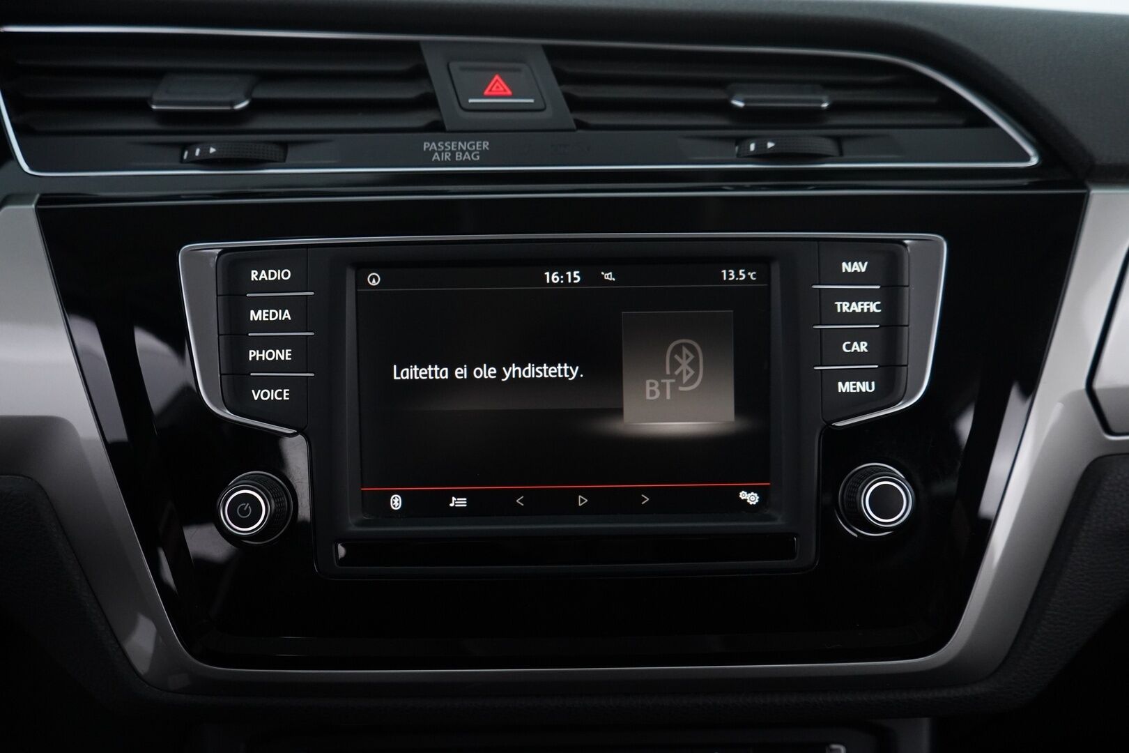 Volkswagen Touran 2016 1.2 TSI Trendline 81 kW (110 hv) * ACC / Lohko / Koukku / BT / Ratinlämmitin / Tutkat* - Suomi-auto / Huollettu 175tkm / Kahdet renkaat + Vanteet - Osta nyt, maksa vasta ensi vuonna