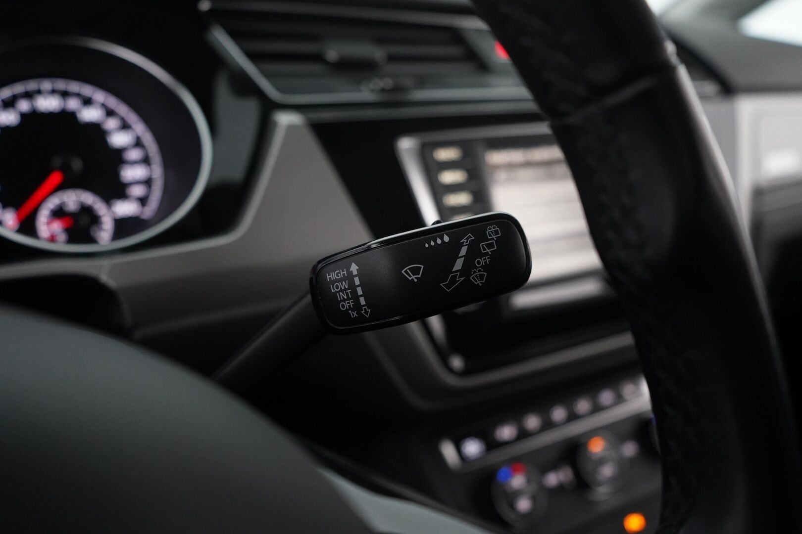 Volkswagen Touran 2016 1.2 TSI Trendline 81 kW (110 hv) * ACC / Lohko / Koukku / BT / Ratinlämmitin / Tutkat* - Suomi-auto / Huollettu 175tkm / Kahdet renkaat + Vanteet - Osta nyt, maksa vasta ensi vuonna