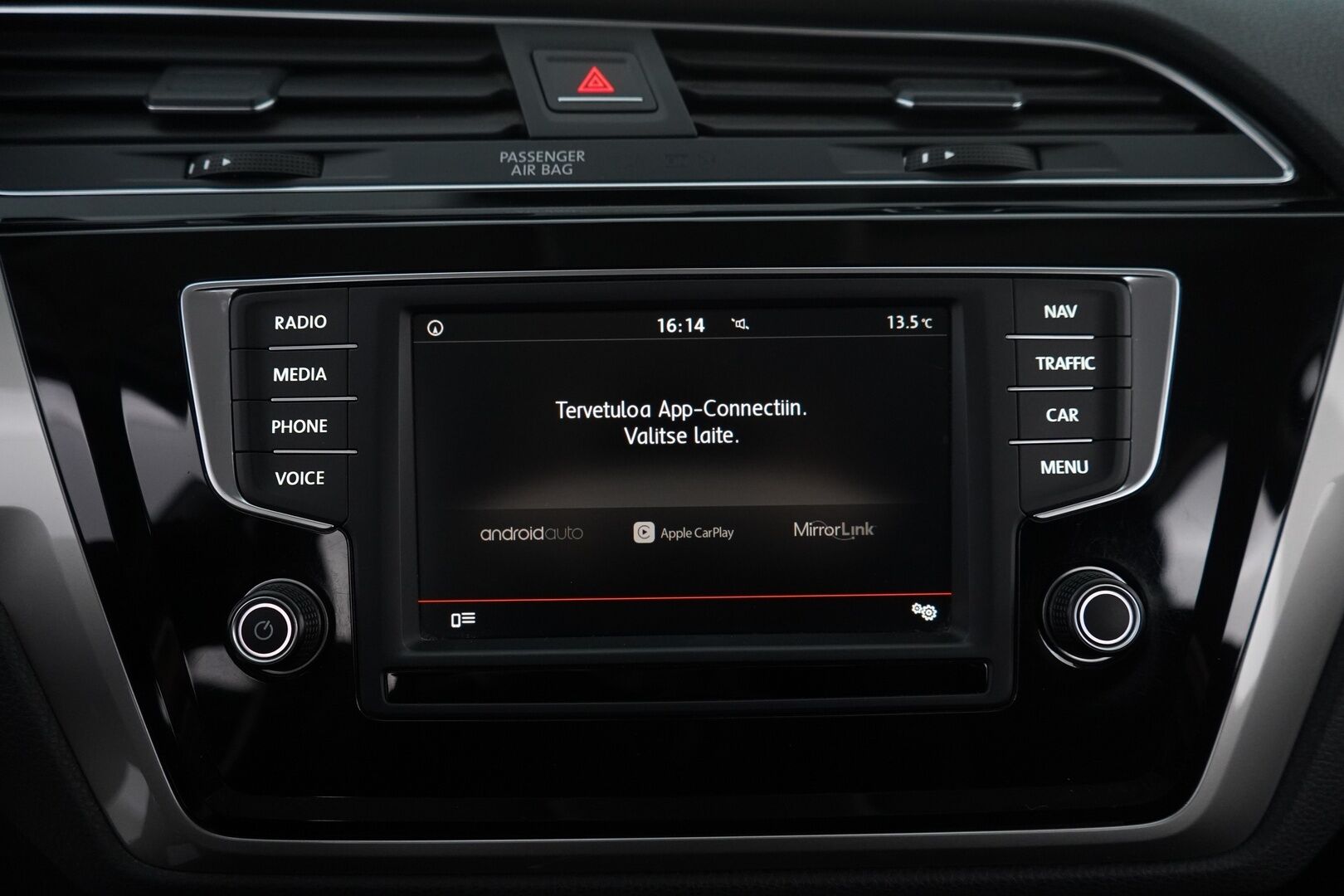 Volkswagen Touran 2016 1.2 TSI Trendline 81 kW (110 hv) * ACC / Lohko / Koukku / BT / Ratinlämmitin / Tutkat* - Suomi-auto / Huollettu 175tkm / Kahdet renkaat + Vanteet - Osta nyt, maksa vasta ensi vuonna