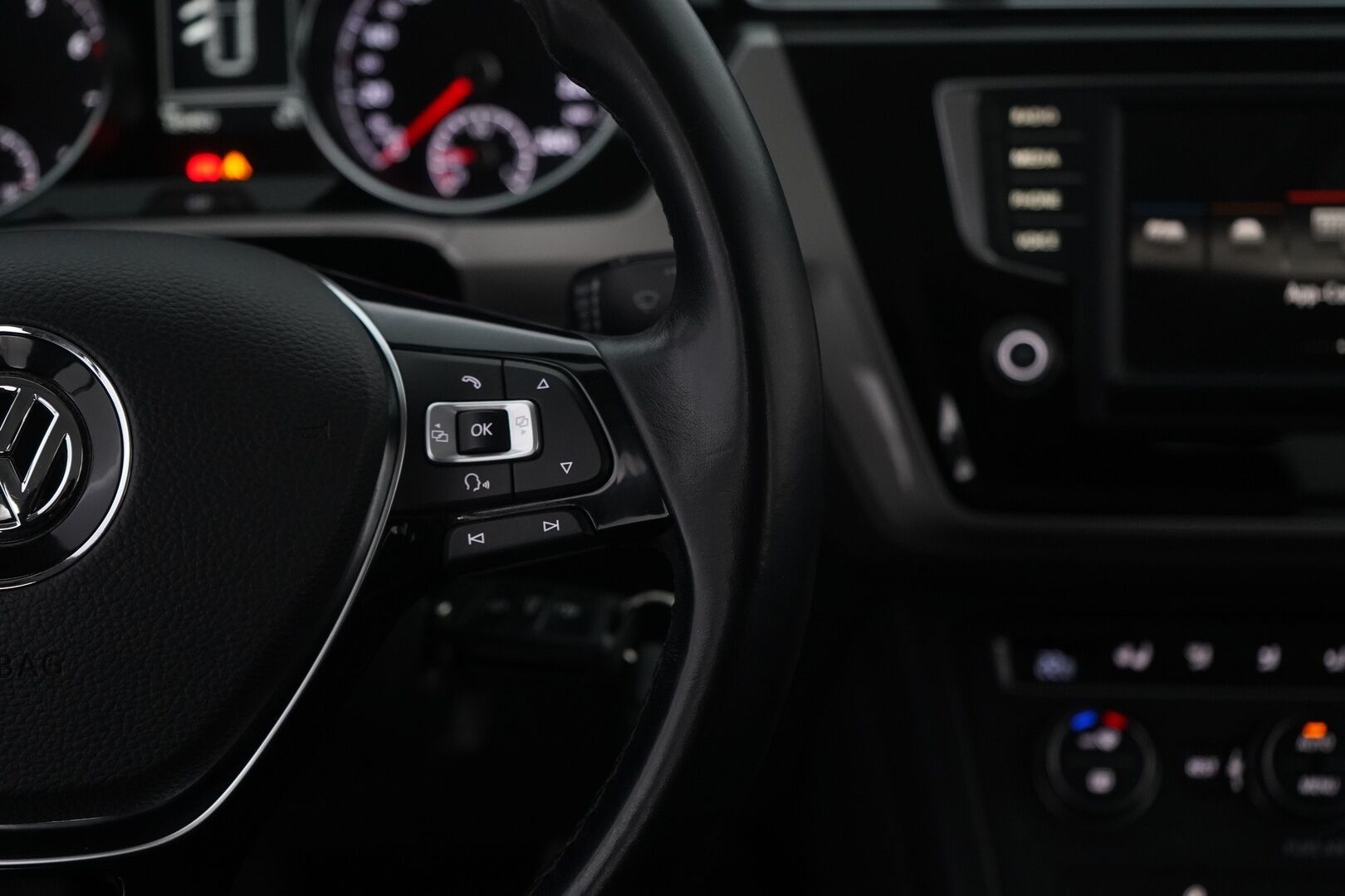 Volkswagen Touran 2016 1.2 TSI Trendline 81 kW (110 hv) * ACC / Lohko / Koukku / BT / Ratinlämmitin / Tutkat* - Suomi-auto / Huollettu 175tkm / Kahdet renkaat + Vanteet - Osta nyt, maksa vasta ensi vuonna