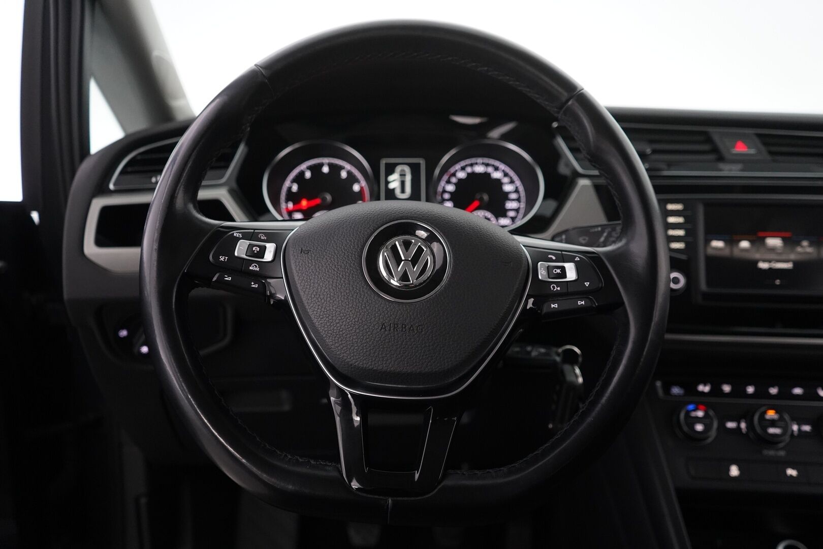 Volkswagen Touran 2016 1.2 TSI Trendline 81 kW (110 hv) * ACC / Lohko / Koukku / BT / Ratinlämmitin / Tutkat* - Suomi-auto / Huollettu 175tkm / Kahdet renkaat + Vanteet - Osta nyt, maksa vasta ensi vuonna