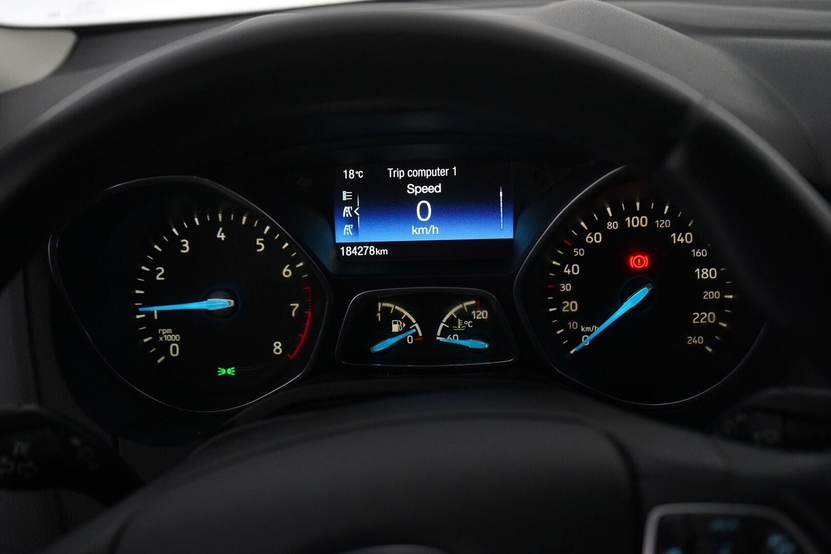 Ford Focus 2016 1,0 EcoBoost 125 hv Start/Stop M6 Titanium 5-ovinen *Vakkari / Tutkat / Läm.ohjauspyörä / Läm.tuulilasi / Lohko* - 1-Omisteinen / Suomi-auto / Viimeisin huolto 12.2025 / Säännölliset huollot / Kahdet renkaat alumiinivantein / Merkkihuollettu