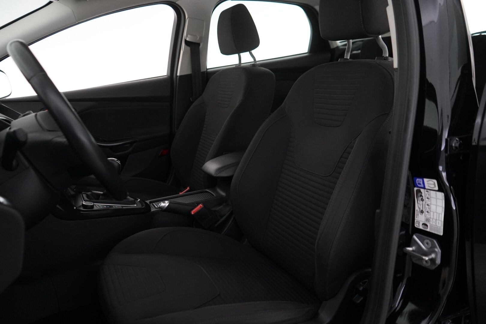 Ford Focus 2016 1,0 EcoBoost 125 hv Start/Stop M6 Titanium 5-ovinen *Vakkari / Tutkat / Läm.ohjauspyörä / Läm.tuulilasi / Lohko* - 1-Omisteinen / Suomi-auto / Viimeisin huolto 12.2025 / Säännölliset huollot / Kahdet renkaat alumiinivantein / Merkkihuollettu