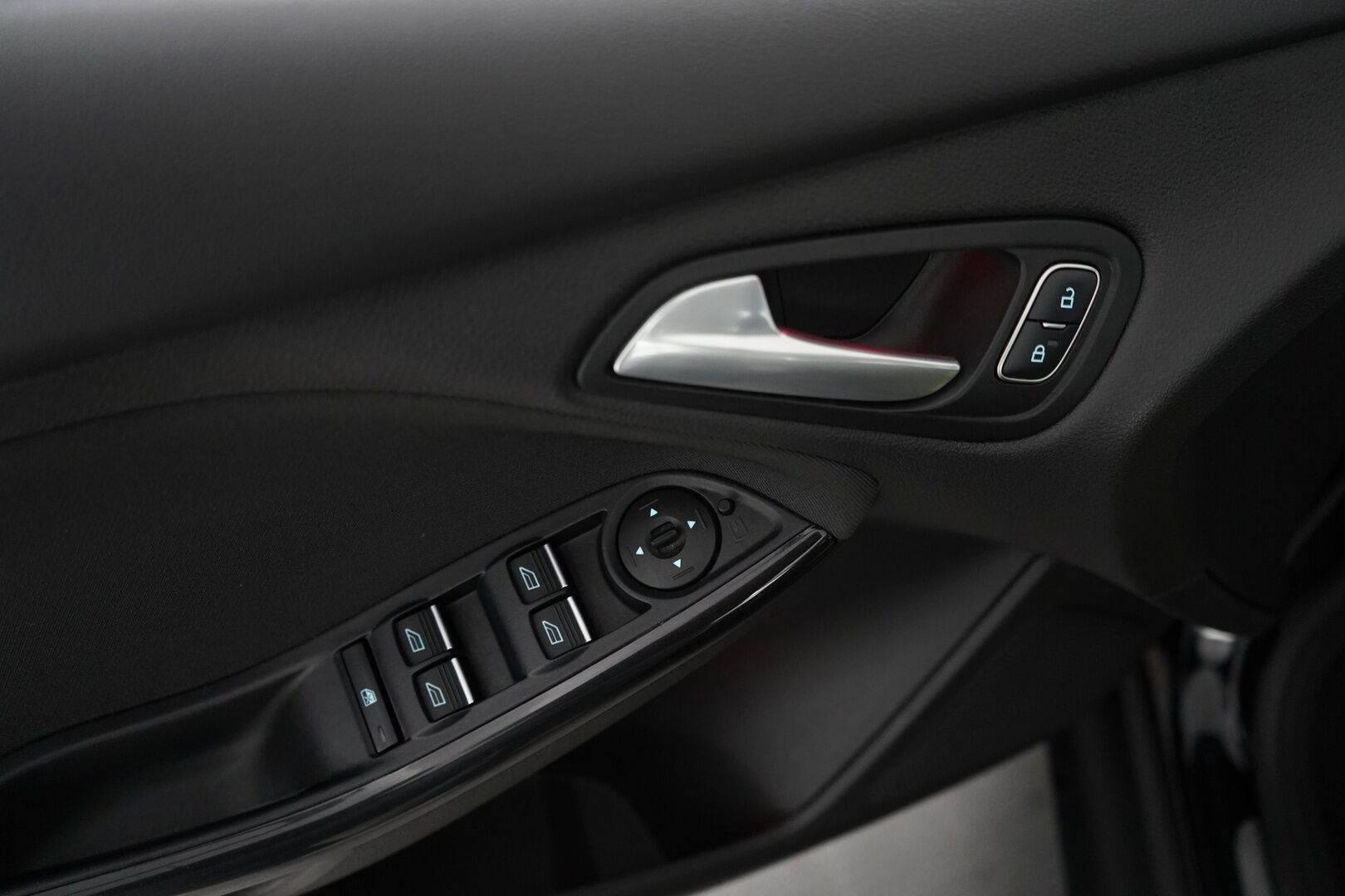 Ford Focus 2016 1,0 EcoBoost 125 hv Start/Stop M6 Titanium 5-ovinen *Vakkari / Tutkat / Läm.ohjauspyörä / Läm.tuulilasi / Lohko* - 1-Omisteinen / Suomi-auto / Viimeisin huolto 12.2025 / Säännölliset huollot / Kahdet renkaat alumiinivantein / Merkkihuollettu