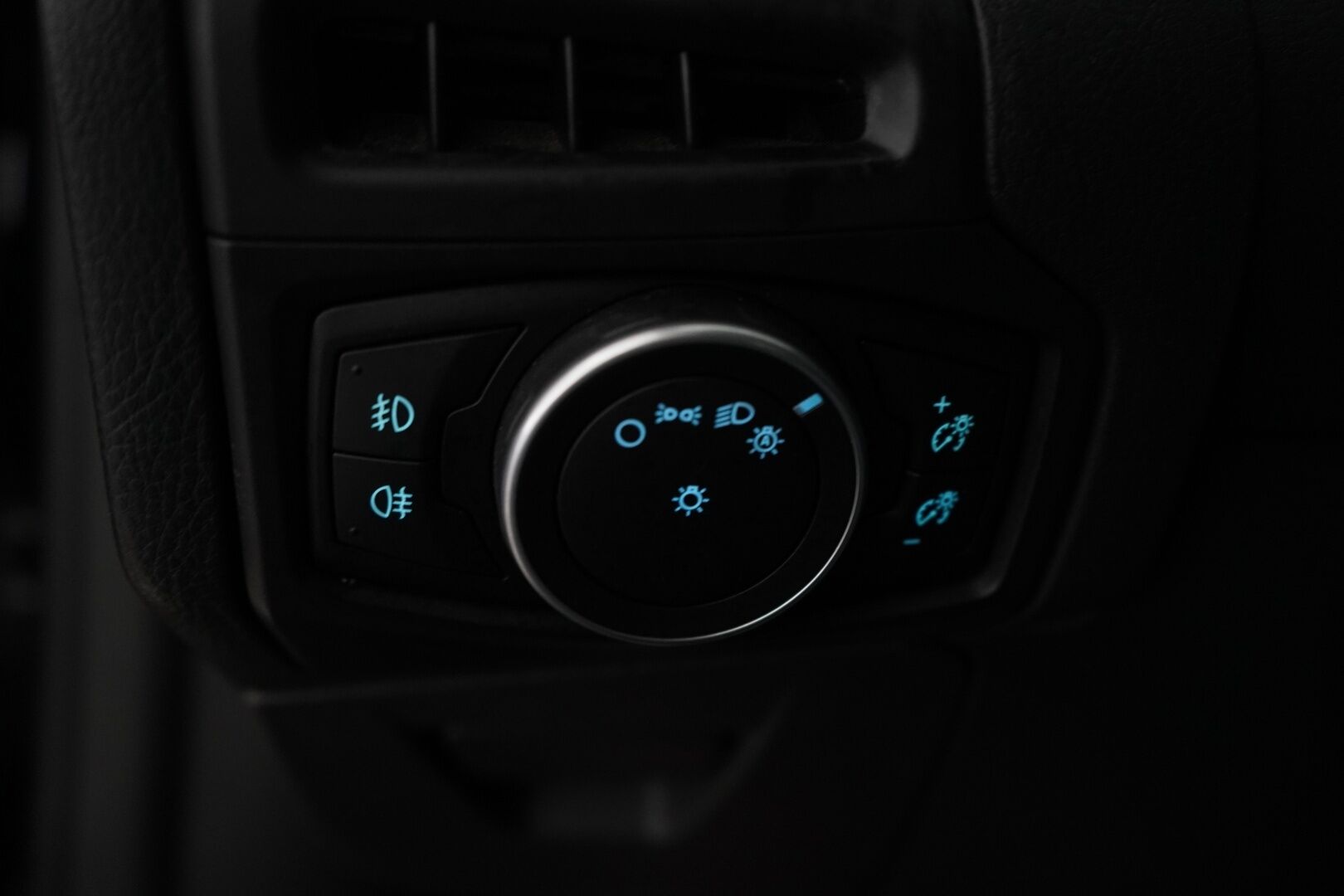 Ford Focus 2016 1,0 EcoBoost 125 hv Start/Stop M6 Titanium 5-ovinen *Vakkari / Tutkat / Läm.ohjauspyörä / Läm.tuulilasi / Lohko* - 1-Omisteinen / Suomi-auto / Viimeisin huolto 12.2025 / Säännölliset huollot / Kahdet renkaat alumiinivantein / Merkkihuollettu