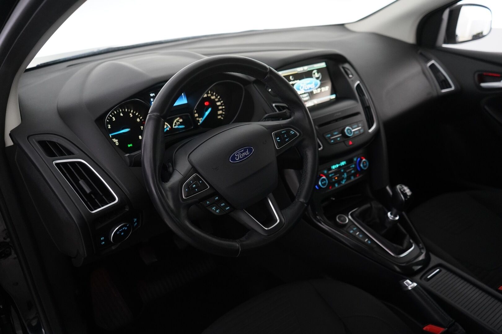 Ford Focus 2016 1,0 EcoBoost 125 hv Start/Stop M6 Titanium 5-ovinen *Vakkari / Tutkat / Läm.ohjauspyörä / Läm.tuulilasi / Lohko* - 1-Omisteinen / Suomi-auto / Viimeisin huolto 12.2025 / Säännölliset huollot / Kahdet renkaat alumiinivantein / Merkkihuollettu