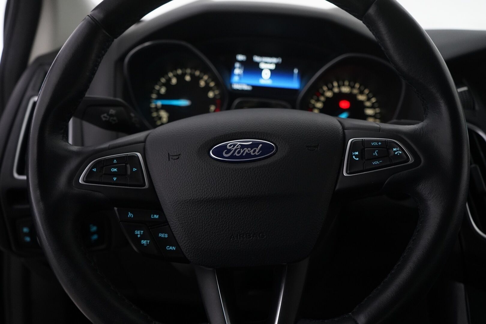 Ford Focus 2016 1,0 EcoBoost 125 hv Start/Stop M6 Titanium 5-ovinen *Vakkari / Tutkat / Läm.ohjauspyörä / Läm.tuulilasi / Lohko* - 1-Omisteinen / Suomi-auto / Viimeisin huolto 12.2025 / Säännölliset huollot / Kahdet renkaat alumiinivantein / Merkkihuollettu