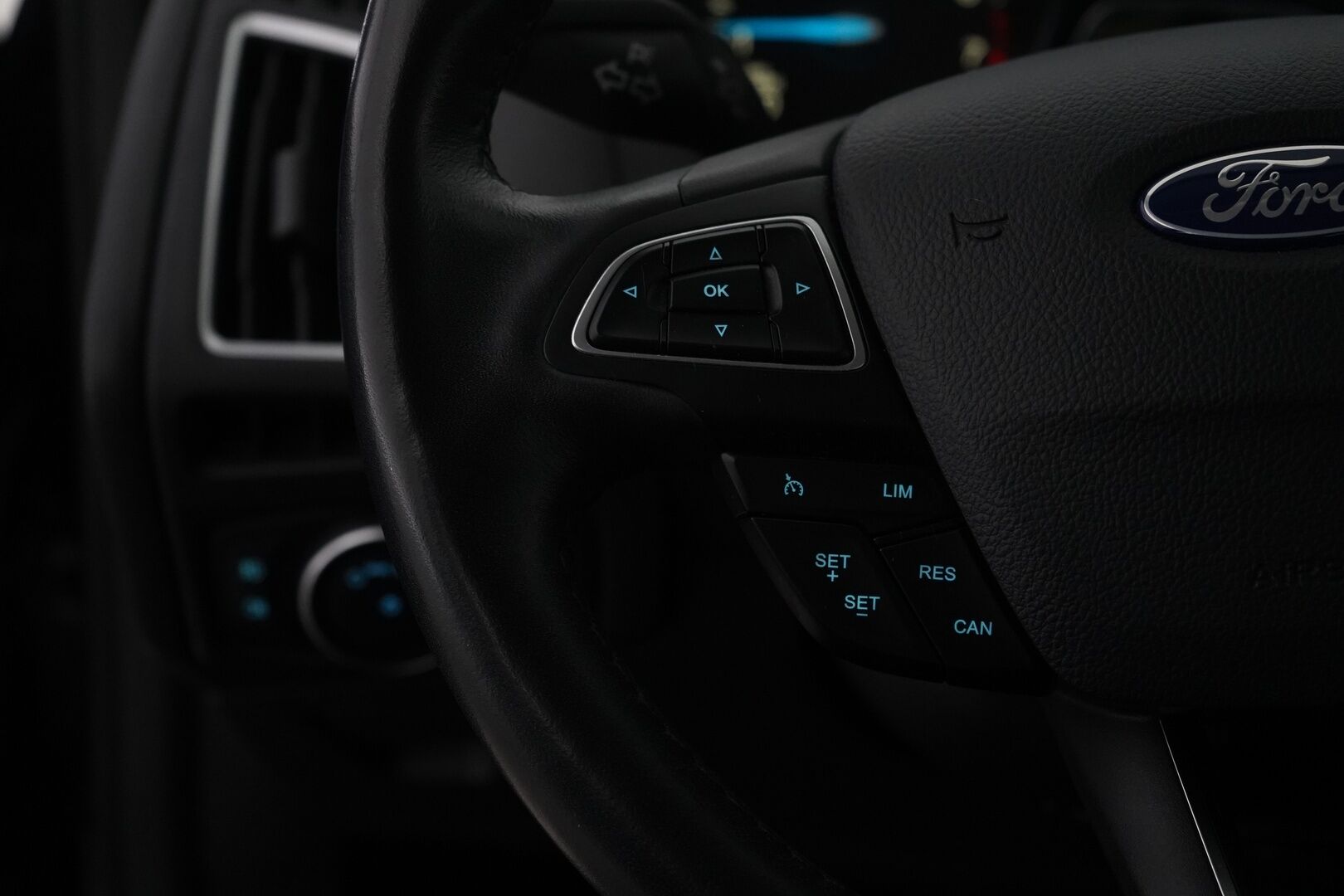 Ford Focus 2016 1,0 EcoBoost 125 hv Start/Stop M6 Titanium 5-ovinen *Vakkari / Tutkat / Läm.ohjauspyörä / Läm.tuulilasi / Lohko* - 1-Omisteinen / Suomi-auto / Viimeisin huolto 12.2025 / Säännölliset huollot / Kahdet renkaat alumiinivantein / Merkkihuollettu