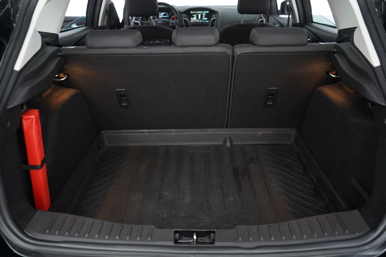 Ford Focus 2016 1,0 EcoBoost 125 hv Start/Stop M6 Titanium 5-ovinen *Vakkari / Tutkat / Läm.ohjauspyörä / Läm.tuulilasi / Lohko* - 1-Omisteinen / Suomi-auto / Viimeisin huolto 12.2025 / Säännölliset huollot / Kahdet renkaat alumiinivantein / Merkkihuollettu