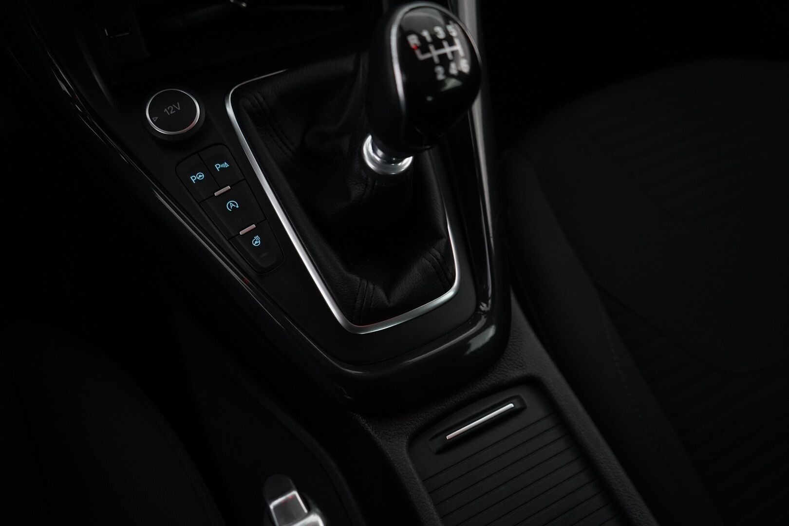 Ford Focus 2016 1,0 EcoBoost 125 hv Start/Stop M6 Titanium 5-ovinen *Vakkari / Tutkat / Läm.ohjauspyörä / Läm.tuulilasi / Lohko* - 1-Omisteinen / Suomi-auto / Viimeisin huolto 12.2025 / Säännölliset huollot / Kahdet renkaat alumiinivantein / Merkkihuollettu