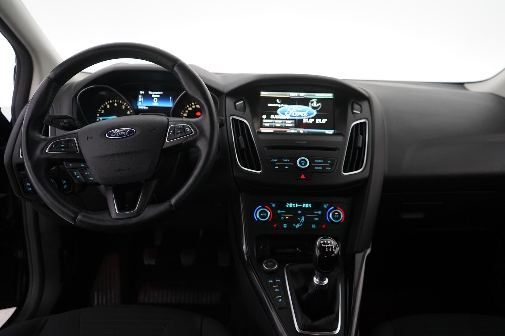 Ford Focus 2016 1,0 EcoBoost 125 hv Start/Stop M6 Titanium 5-ovinen *Vakkari / Tutkat / Läm.ohjauspyörä / Läm.tuulilasi / Lohko* - 1-Omisteinen / Suomi-auto / Viimeisin huolto 12.2025 / Säännölliset huollot / Kahdet renkaat alumiinivantein / Merkkihuollettu