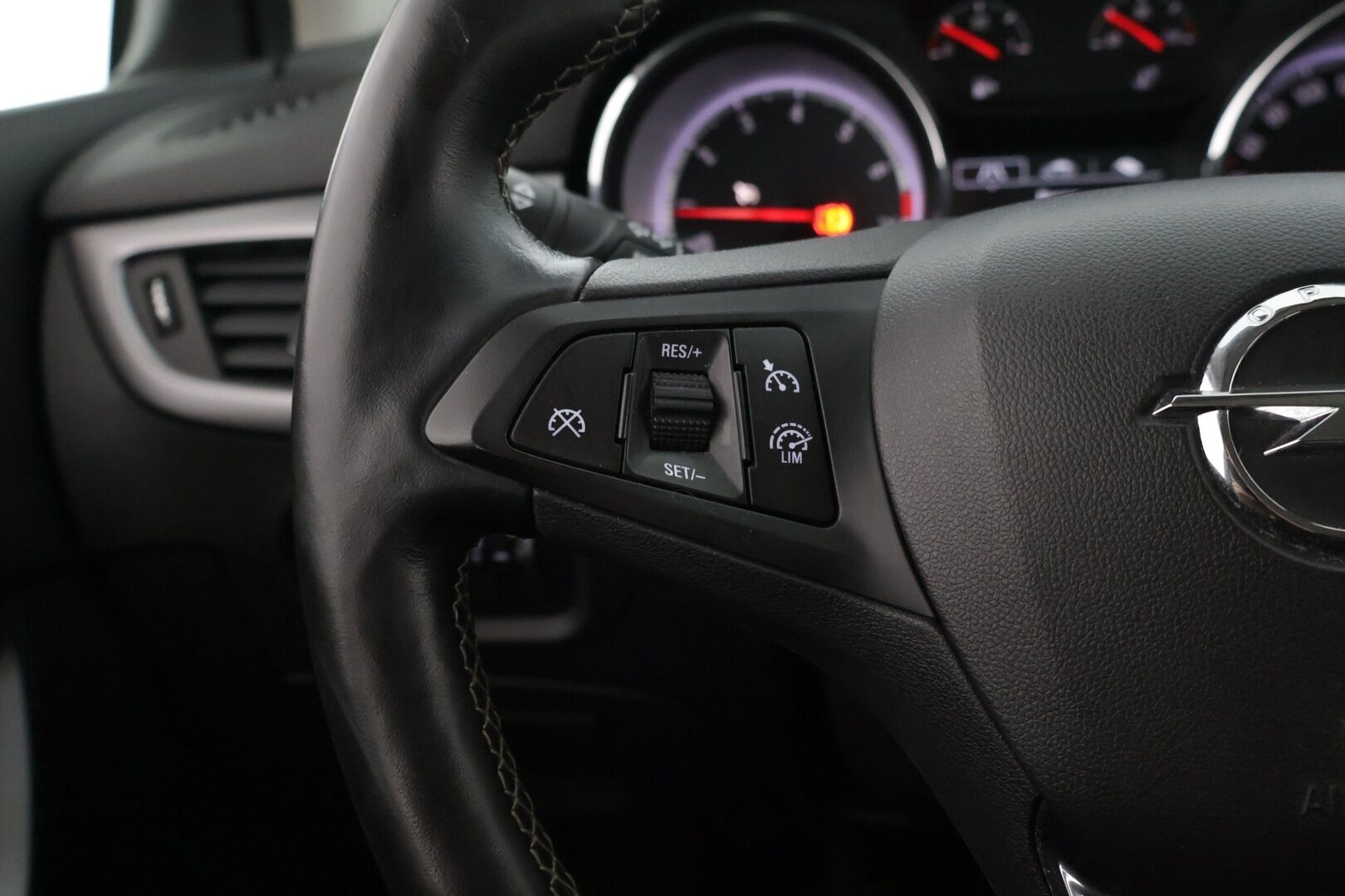 Opel Astra 2016 5-ov Enjoy 1,0 Turbo ecoFLEX Start/Stop 77kW MT5 // Tutkat / Ratinlämmitin / Suomi-auto / 2x renkaat* - Apple carplay / Android auto / Hyvä huoltohistoria! 
