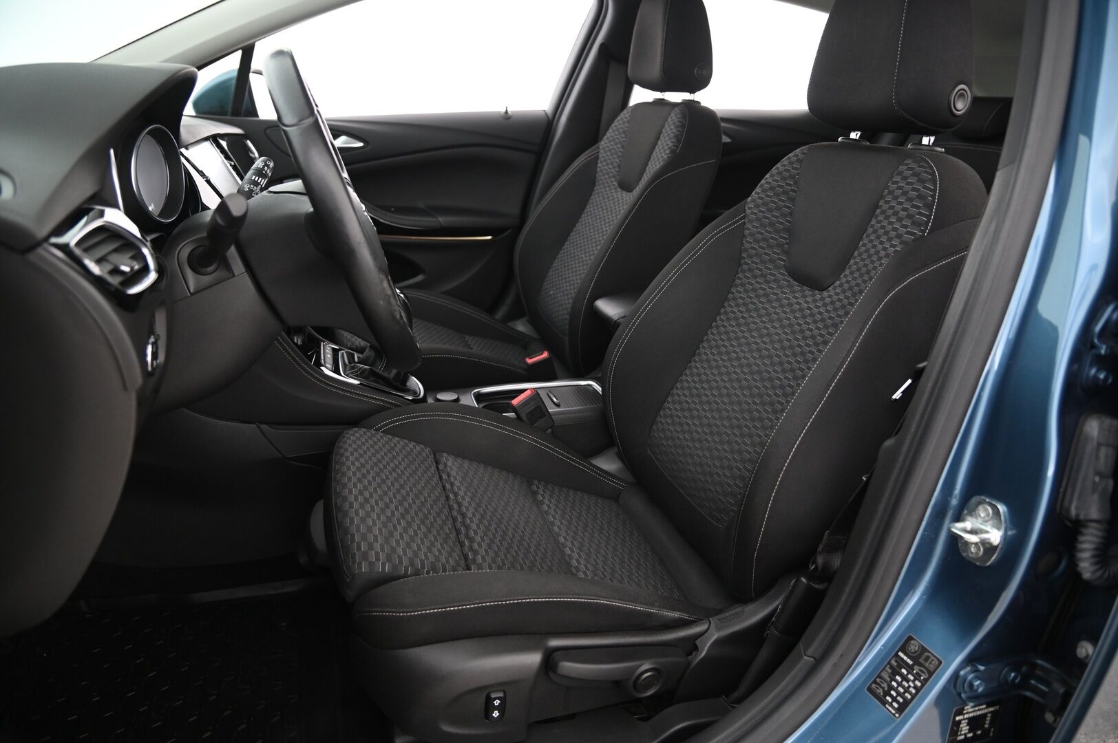 Opel Astra 2016 5-ov Innovation 1,4 Turbo ecoFLEX Start/Stop 110kW MT6 *Sporttipenkit / Kamera / Lohko / Blis / Ratinlämmitys / Navi* - Juuri Huollettu / Suomiauto / 2x renkaat & alut / Penkinlämmitys edessä ja takana / Tummennetut ikkunat