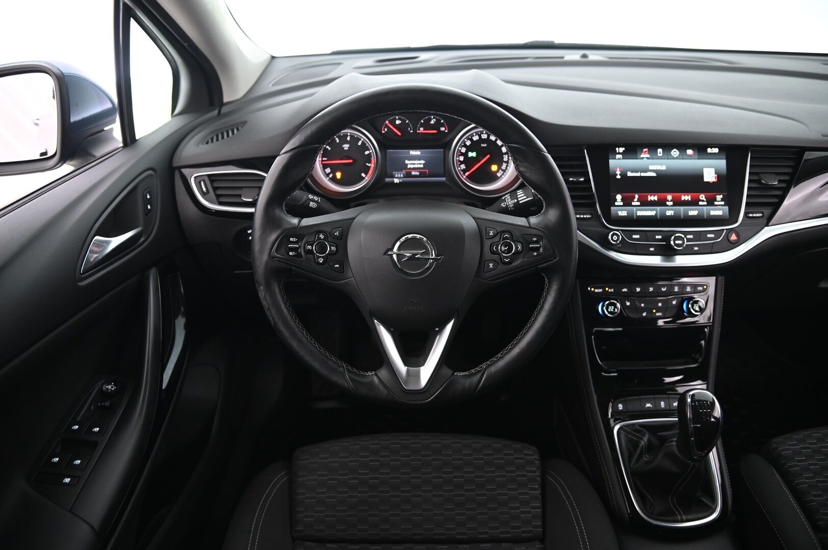 Opel Astra 2016 5-ov Innovation 1,4 Turbo ecoFLEX Start/Stop 110kW MT6 *Sporttipenkit / Kamera / Lohko / Blis / Ratinlämmitys / Navi* - Juuri Huollettu / Suomiauto / 2x renkaat & alut / Penkinlämmitys edessä ja takana / Tummennetut ikkunat