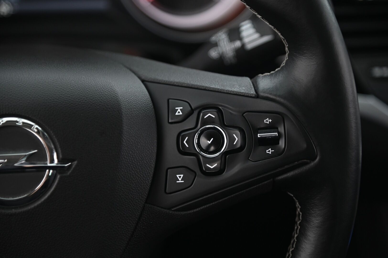 Opel Astra 2016 5-ov Innovation 1,4 Turbo ecoFLEX Start/Stop 110kW MT6 *Sporttipenkit / Kamera / Lohko / Blis / Ratinlämmitys / Navi* - Juuri Huollettu / Suomiauto / 2x renkaat & alut / Penkinlämmitys edessä ja takana / Tummennetut ikkunat