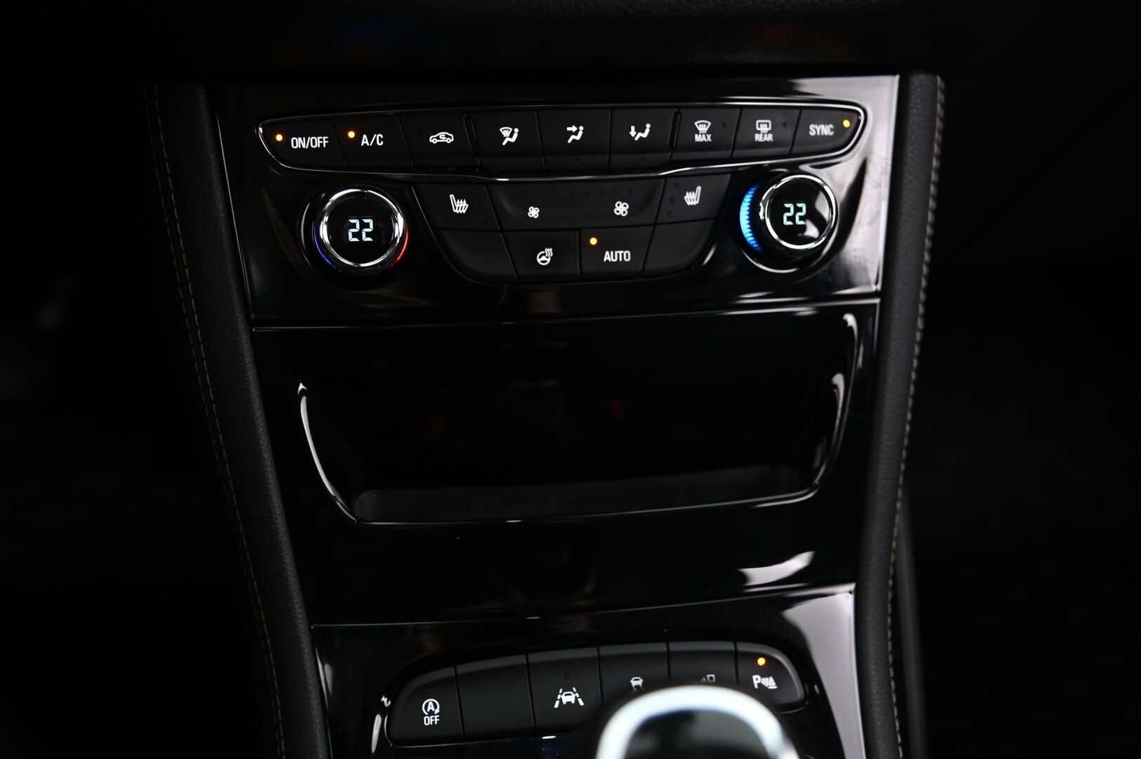 Opel Astra 2016 5-ov Innovation 1,4 Turbo ecoFLEX Start/Stop 110kW MT6 *Sporttipenkit / Kamera / Lohko / Blis / Ratinlämmitys / Navi* - Juuri Huollettu / Suomiauto / 2x renkaat & alut / Penkinlämmitys edessä ja takana / Tummennetut ikkunat