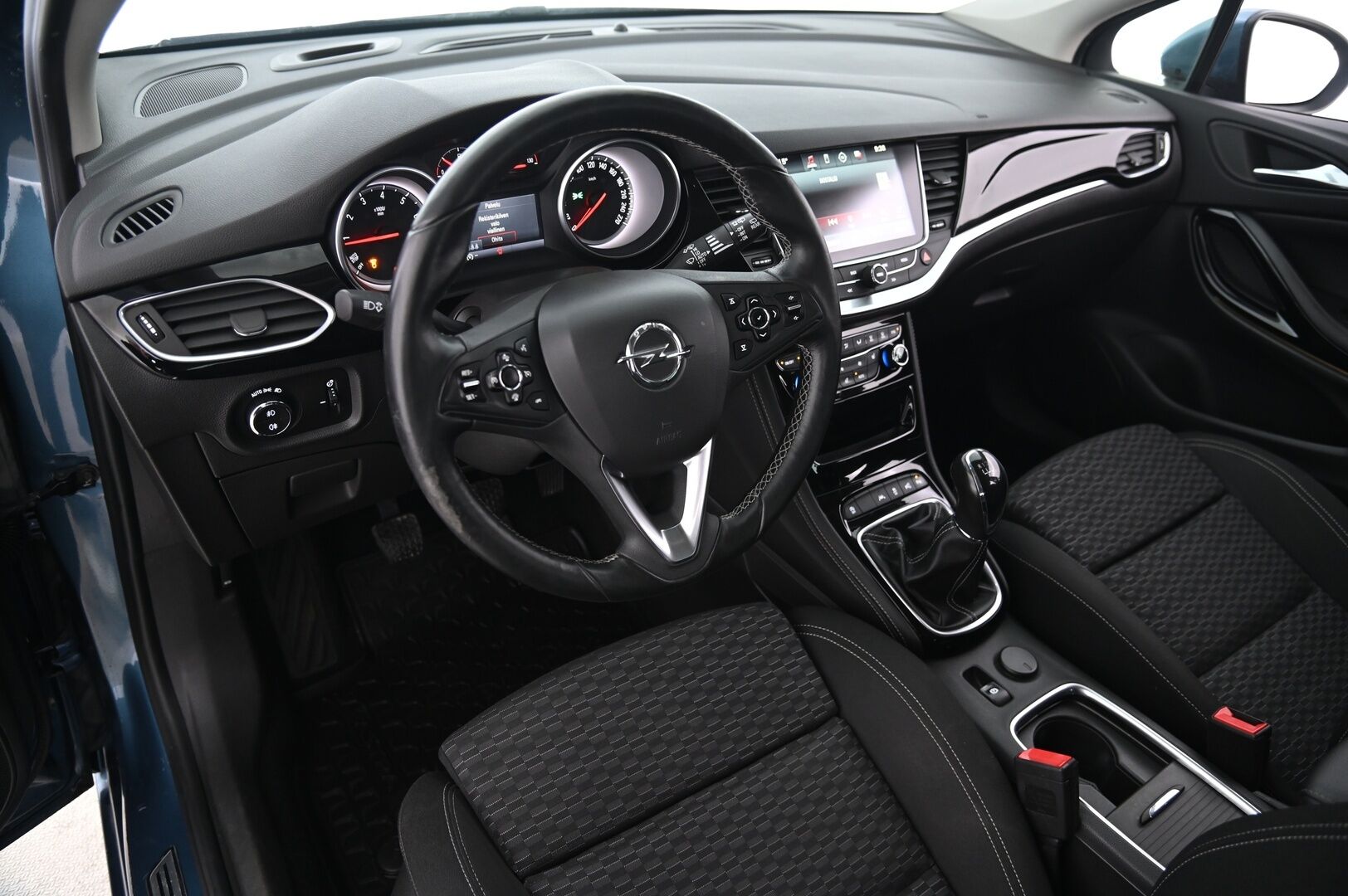 Opel Astra 2016 5-ov Innovation 1,4 Turbo ecoFLEX Start/Stop 110kW MT6 *Sporttipenkit / Kamera / Lohko / Blis / Ratinlämmitys / Navi* - Juuri Huollettu / Suomiauto / 2x renkaat & alut / Penkinlämmitys edessä ja takana / Tummennetut ikkunat