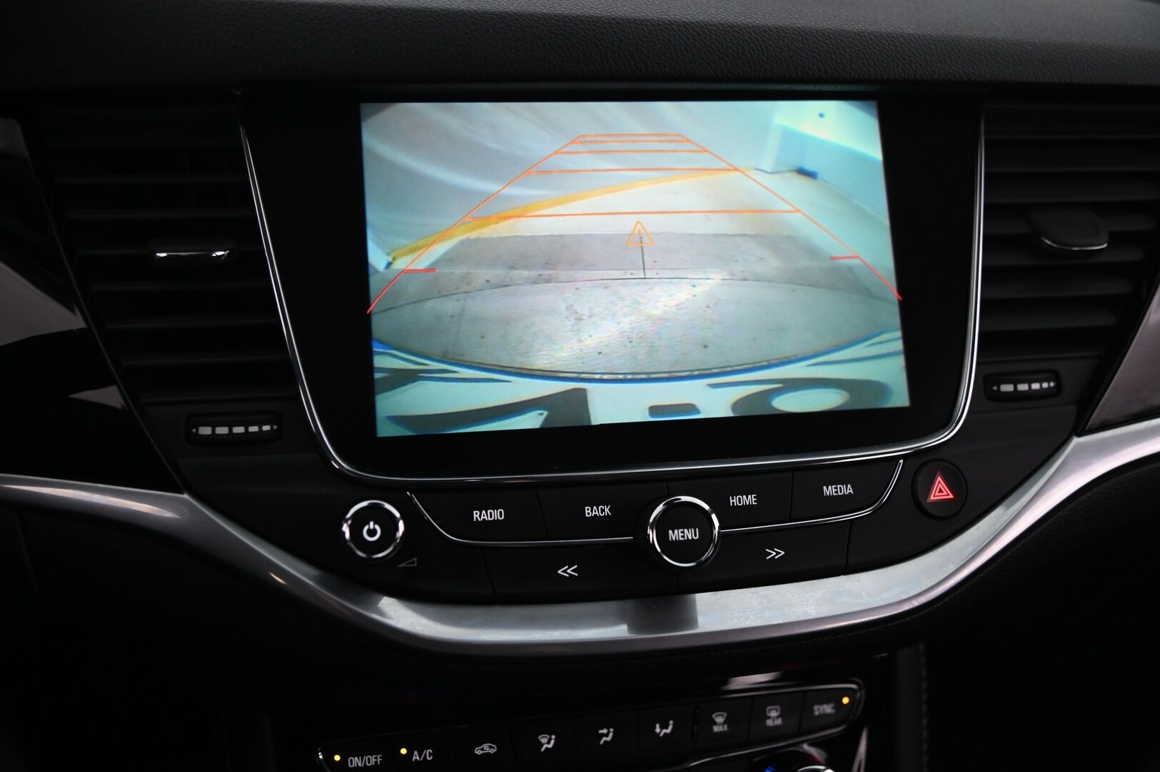 Opel Astra 2016 5-ov Innovation 1,4 Turbo ecoFLEX Start/Stop 110kW MT6 *Sporttipenkit / Kamera / Lohko / Blis / Ratinlämmitys / Navi* - Juuri Huollettu / Suomiauto / 2x renkaat & alut / Penkinlämmitys edessä ja takana / Tummennetut ikkunat