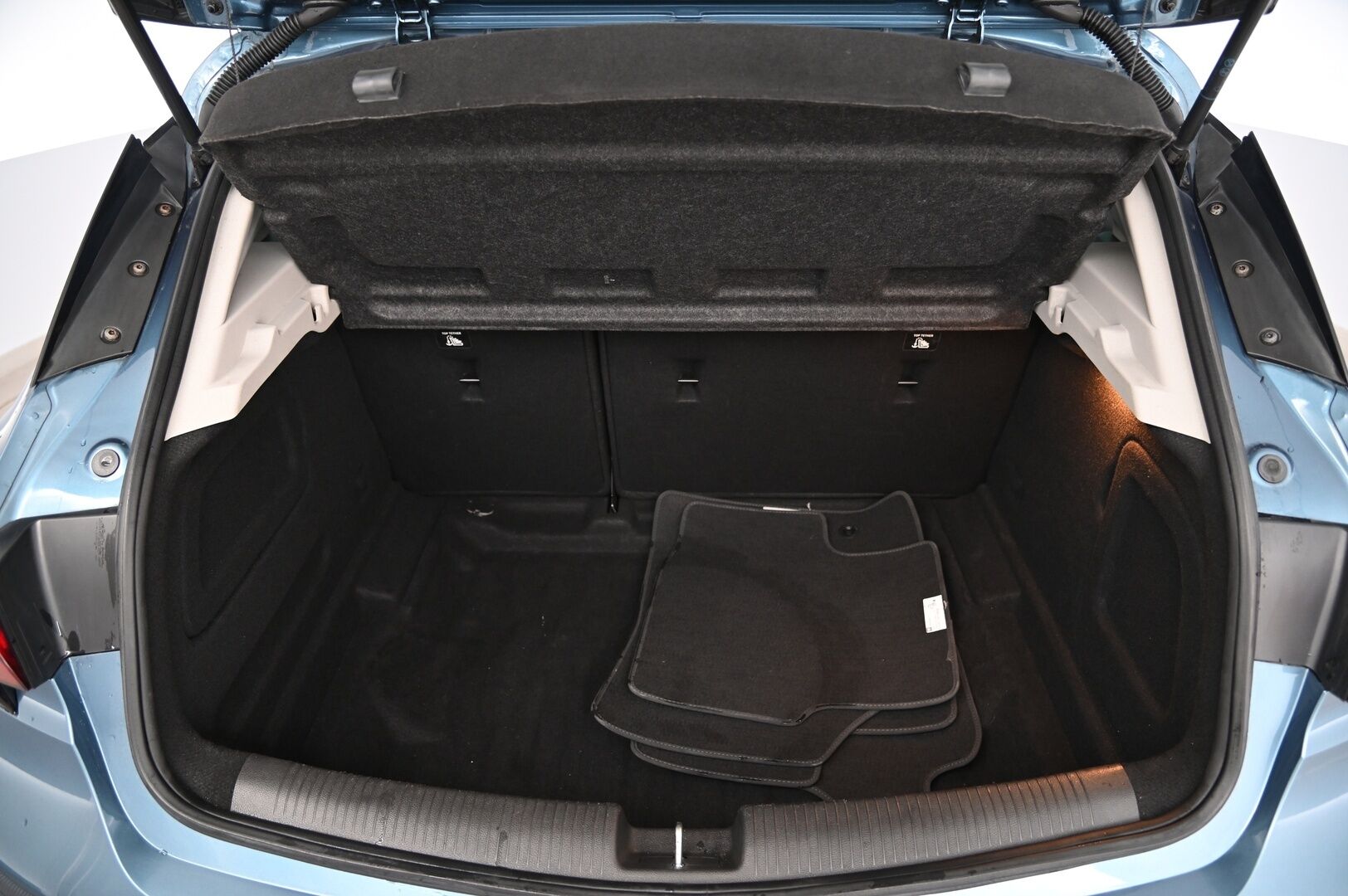 Opel Astra 2016 5-ov Innovation 1,4 Turbo ecoFLEX Start/Stop 110kW MT6 *Sporttipenkit / Kamera / Lohko / Blis / Ratinlämmitys / Navi* - Juuri Huollettu / Suomiauto / 2x renkaat & alut / Penkinlämmitys edessä ja takana / Tummennetut ikkunat