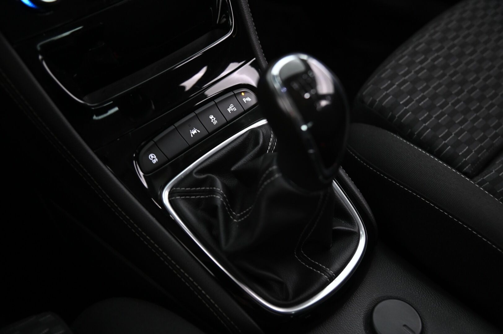 Opel Astra 2016 5-ov Innovation 1,4 Turbo ecoFLEX Start/Stop 110kW MT6 *Sporttipenkit / Kamera / Lohko / Blis / Ratinlämmitys / Navi* - Juuri Huollettu / Suomiauto / 2x renkaat & alut / Penkinlämmitys edessä ja takana / Tummennetut ikkunat