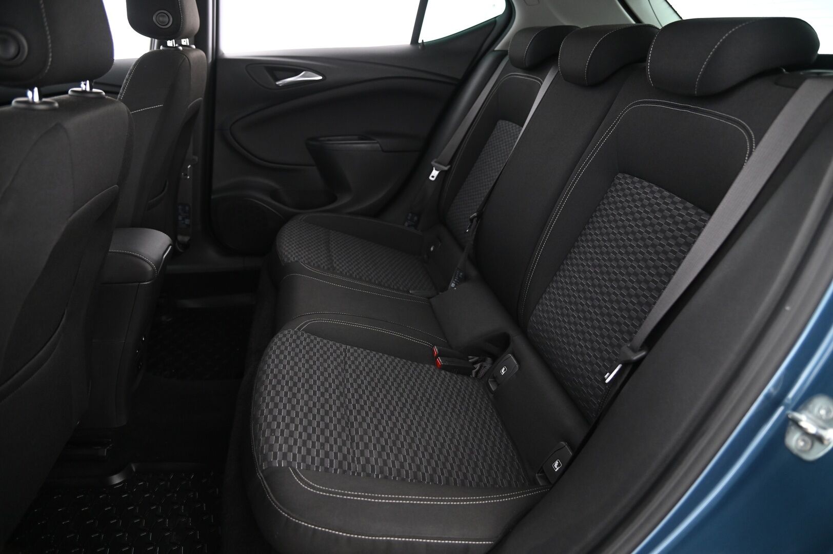 Opel Astra 2016 5-ov Innovation 1,4 Turbo ecoFLEX Start/Stop 110kW MT6 *Sporttipenkit / Kamera / Lohko / Blis / Ratinlämmitys / Navi* - Juuri Huollettu / Suomiauto / 2x renkaat & alut / Penkinlämmitys edessä ja takana / Tummennetut ikkunat