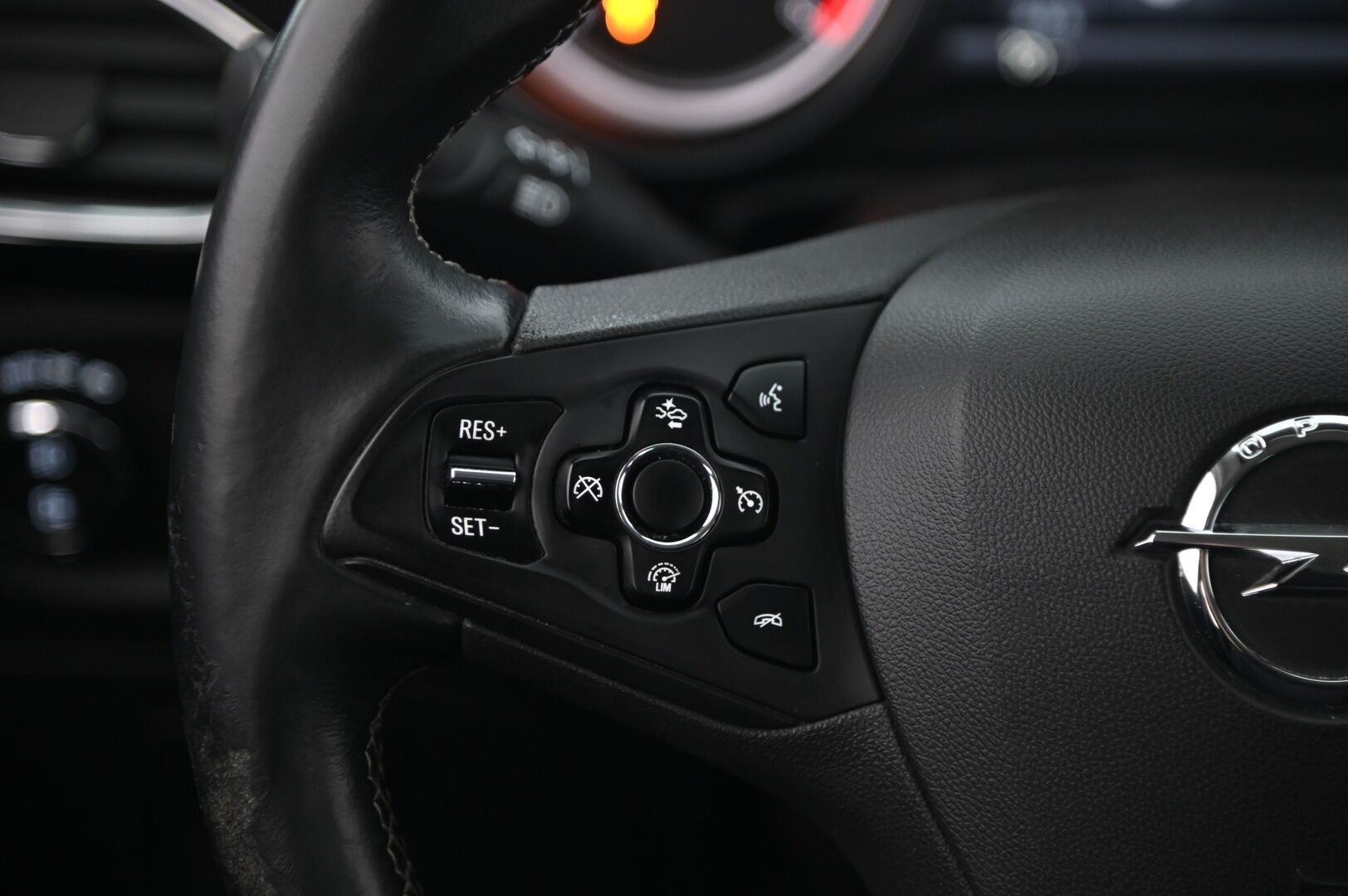 Opel Astra 2016 5-ov Innovation 1,4 Turbo ecoFLEX Start/Stop 110kW MT6 *Sporttipenkit / Kamera / Lohko / Blis / Ratinlämmitys / Navi* - Juuri Huollettu / Suomiauto / 2x renkaat & alut / Penkinlämmitys edessä ja takana / Tummennetut ikkunat