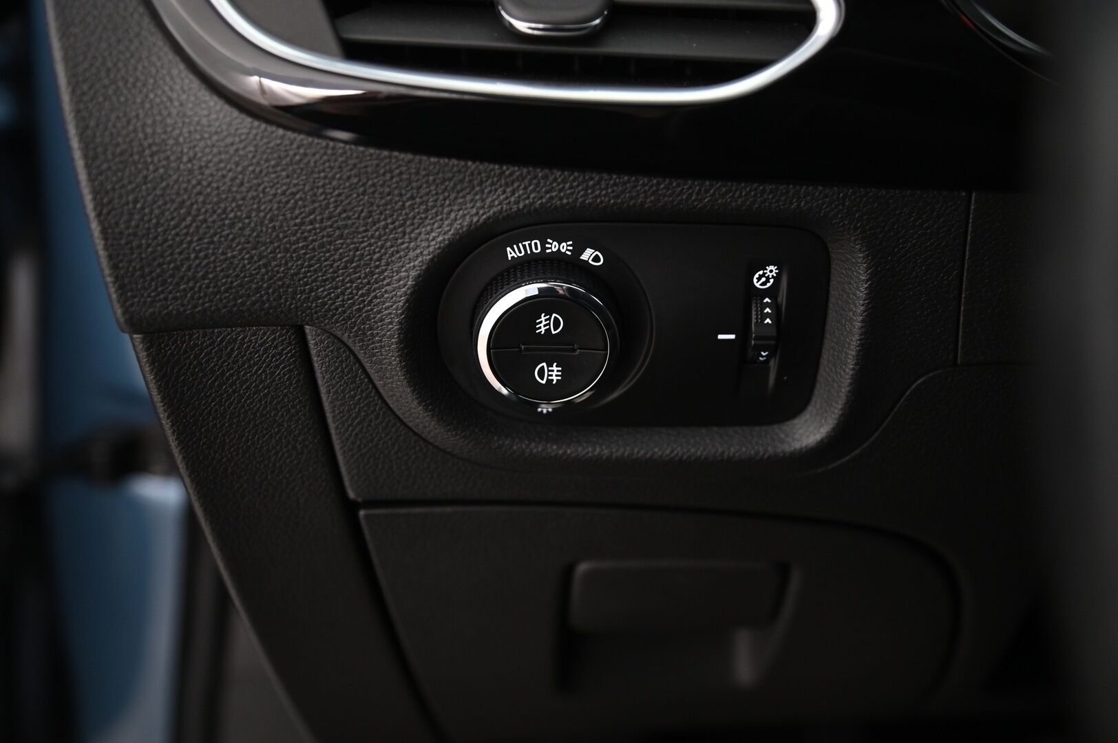 Opel Astra 2016 5-ov Innovation 1,4 Turbo ecoFLEX Start/Stop 110kW MT6 *Sporttipenkit / Kamera / Lohko / Blis / Ratinlämmitys / Navi* - Juuri Huollettu / Suomiauto / 2x renkaat & alut / Penkinlämmitys edessä ja takana / Tummennetut ikkunat