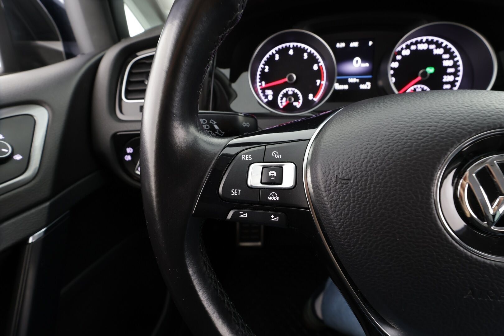 Volkswagen Golf 2017 Allstar 1,4 TSI 110 kW ACT DSG * ACC / P.kamera / Webasto / Adapt.Xenon / Navi / KeylessGo / Suomi-auto * - Kahdet renkaat aluvanteilla / Huippuvarusteet - HULLUT BLACKWEEK JATKOT - KORKOTARJOUS 2,49%