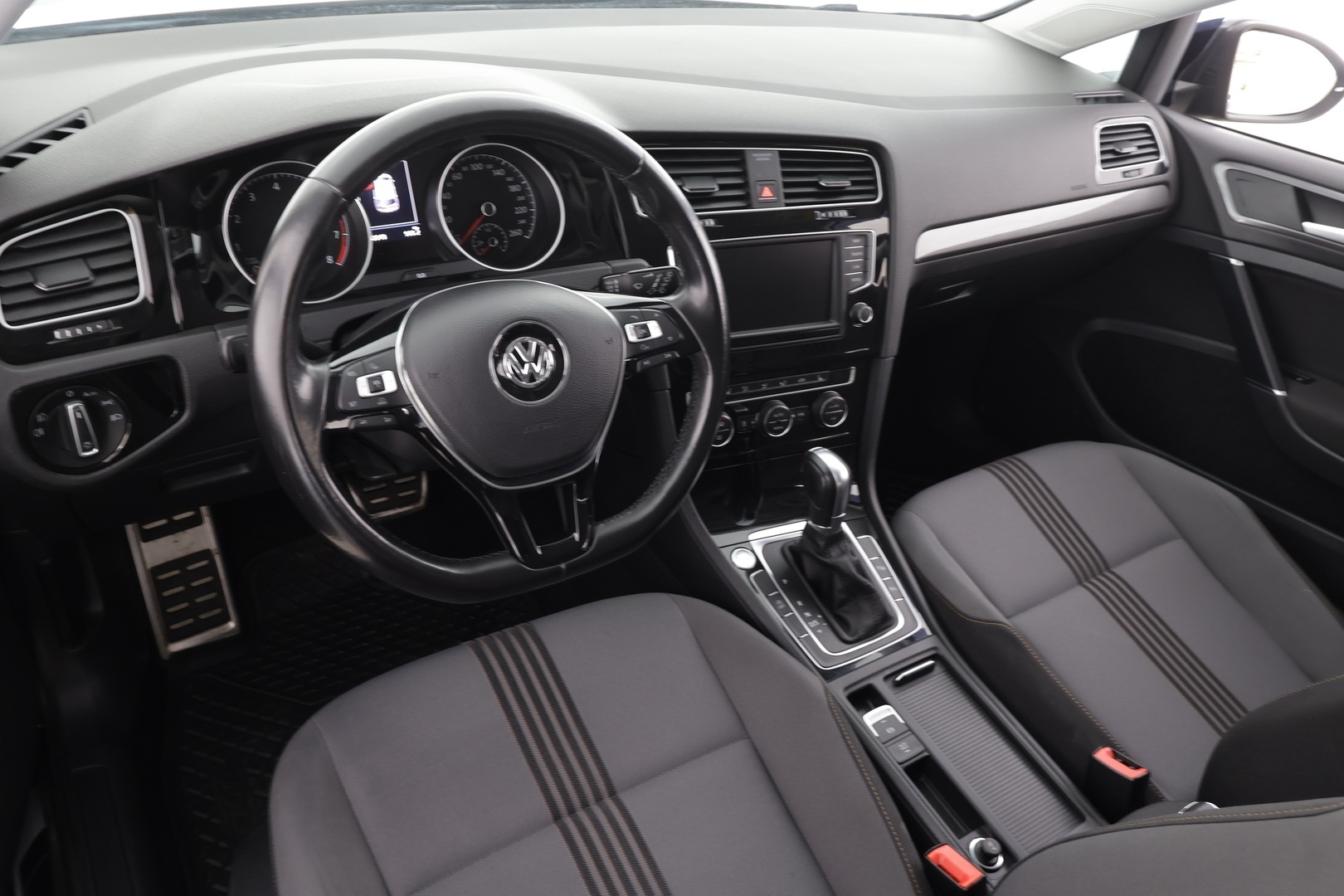 Volkswagen Golf 2017 Allstar 1,4 TSI 110 kW ACT DSG * ACC / P.kamera / Webasto / Adapt.Xenon / Navi / KeylessGo / Suomi-auto * - Kahdet renkaat aluvanteilla / Huippuvarusteet - HULLUT BLACKWEEK JATKOT - KORKOTARJOUS 2,49%