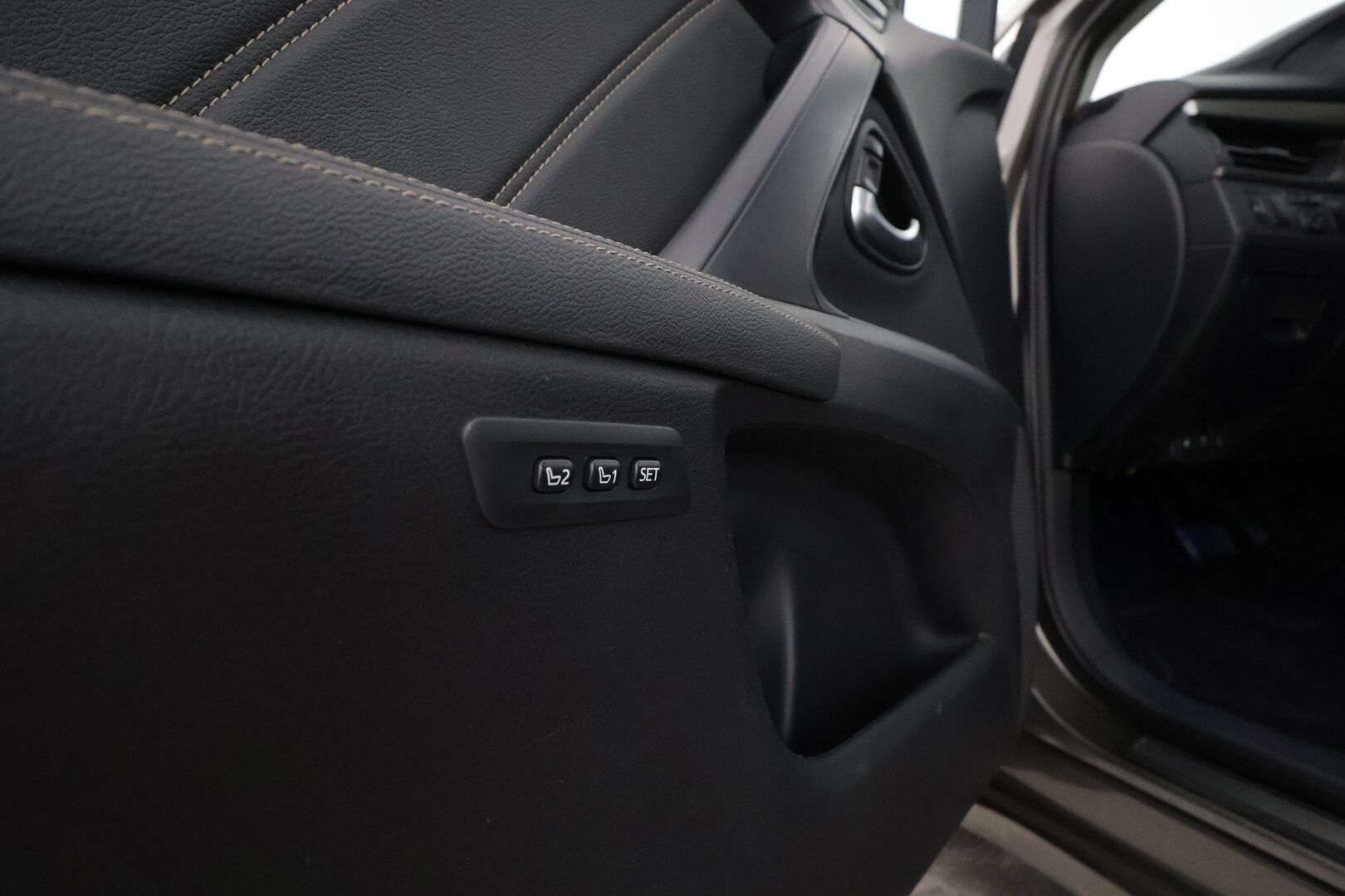 Toyota Avensis 2017 Touring Sports 1,8 Valvematic Premium Business Multidrive S - | Muistipenkki | Sähkönahat | Lasikatto | P.kamera | AFS-LED | Keyless | Lohko + sisälämmitin | Navi | Kaistavahti | 2x renkaat aluin | Hyvä huoltokirja | 