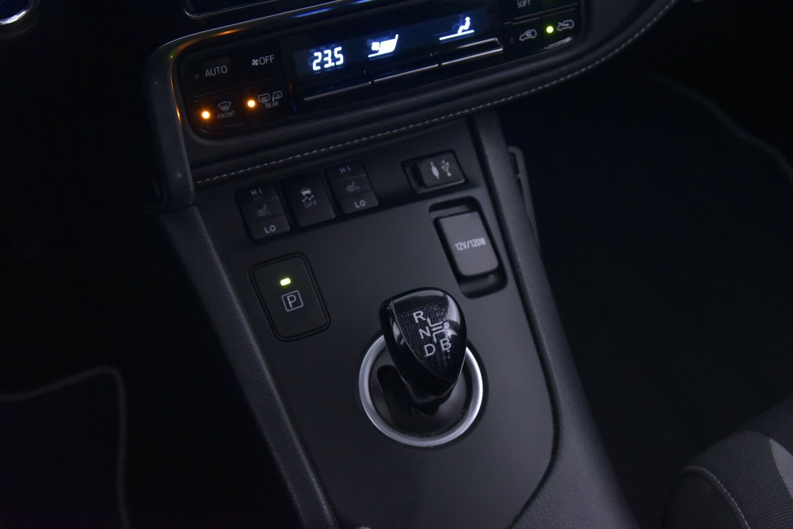 Toyota Auris 2016 1,8 Hybrid Active - | P-Kamera | Navi | Kahdet renkaat alumiinivanteilla | Lohko & Sisäpistoke |