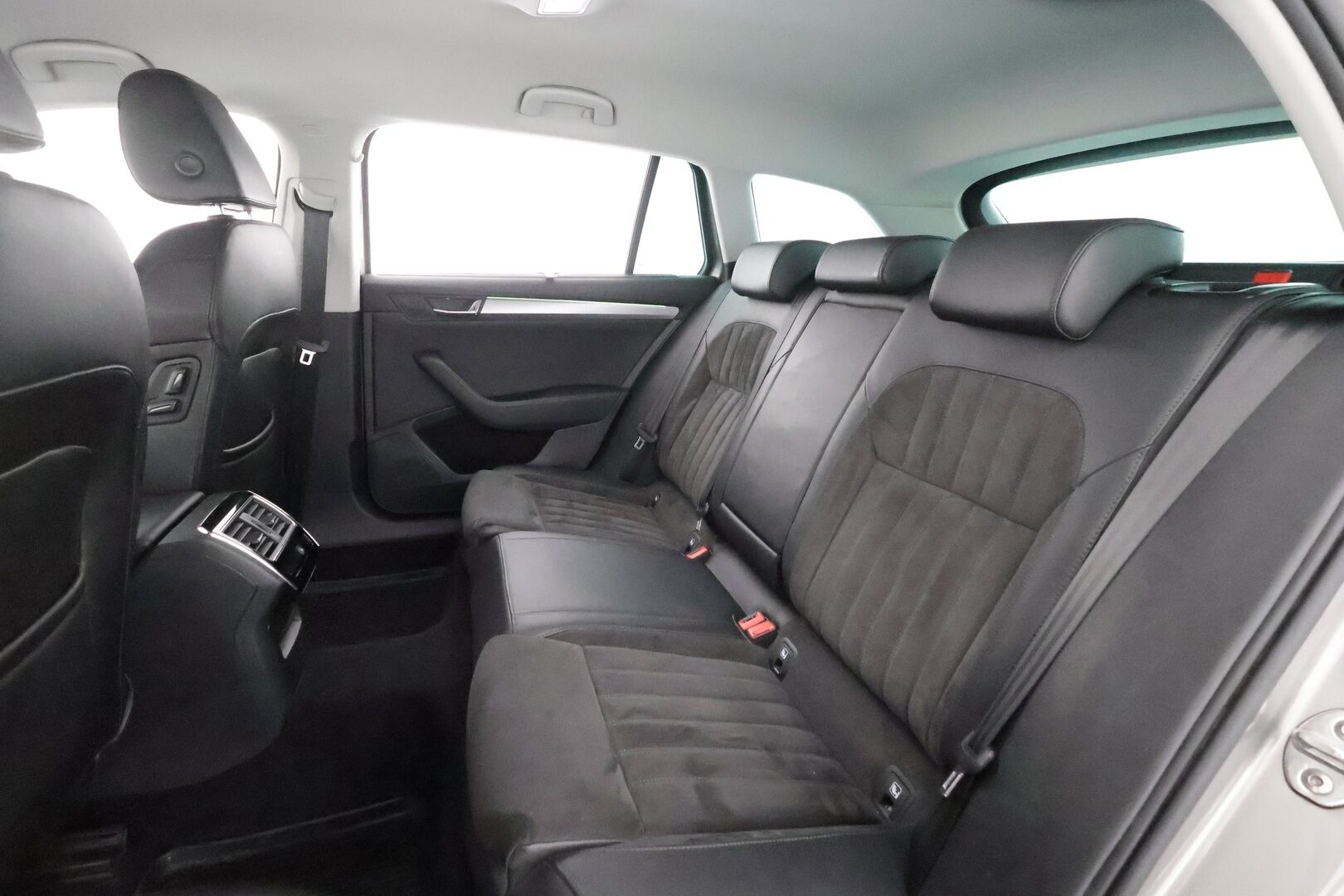 Skoda Superb 2016 Combi 1,4 TSI ACT Style DSG Autom. - | ACC | Webasto | Koukku | LED | Canton | Muistipenkki | Puolinahat | P.Kamera | Navi | Suomi-auto | Kahdet Renkaat | Merkkihuollettu |