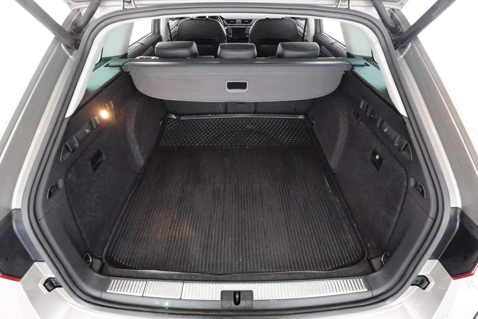 Skoda Superb 2016 Combi 1,4 TSI ACT Style DSG Autom. - | ACC | Webasto | Koukku | LED | Canton | Muistipenkki | Puolinahat | P.Kamera | Navi | Suomi-auto | Kahdet Renkaat | Merkkihuollettu |