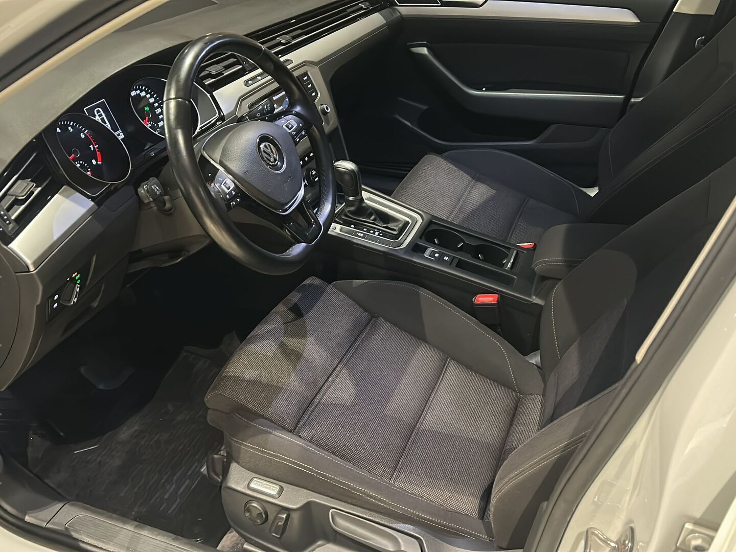 Volkswagen Passat 2016 Sedan Comfortline 1,4 TSI 92 kW (125 hv) DSG-automaatti * Lohko & Sisäpistoke / Ergocomfort / LED / Peruutustutkat / Vakkari - HULLUT JOULUT KORKOTARJOUS 2,49% 