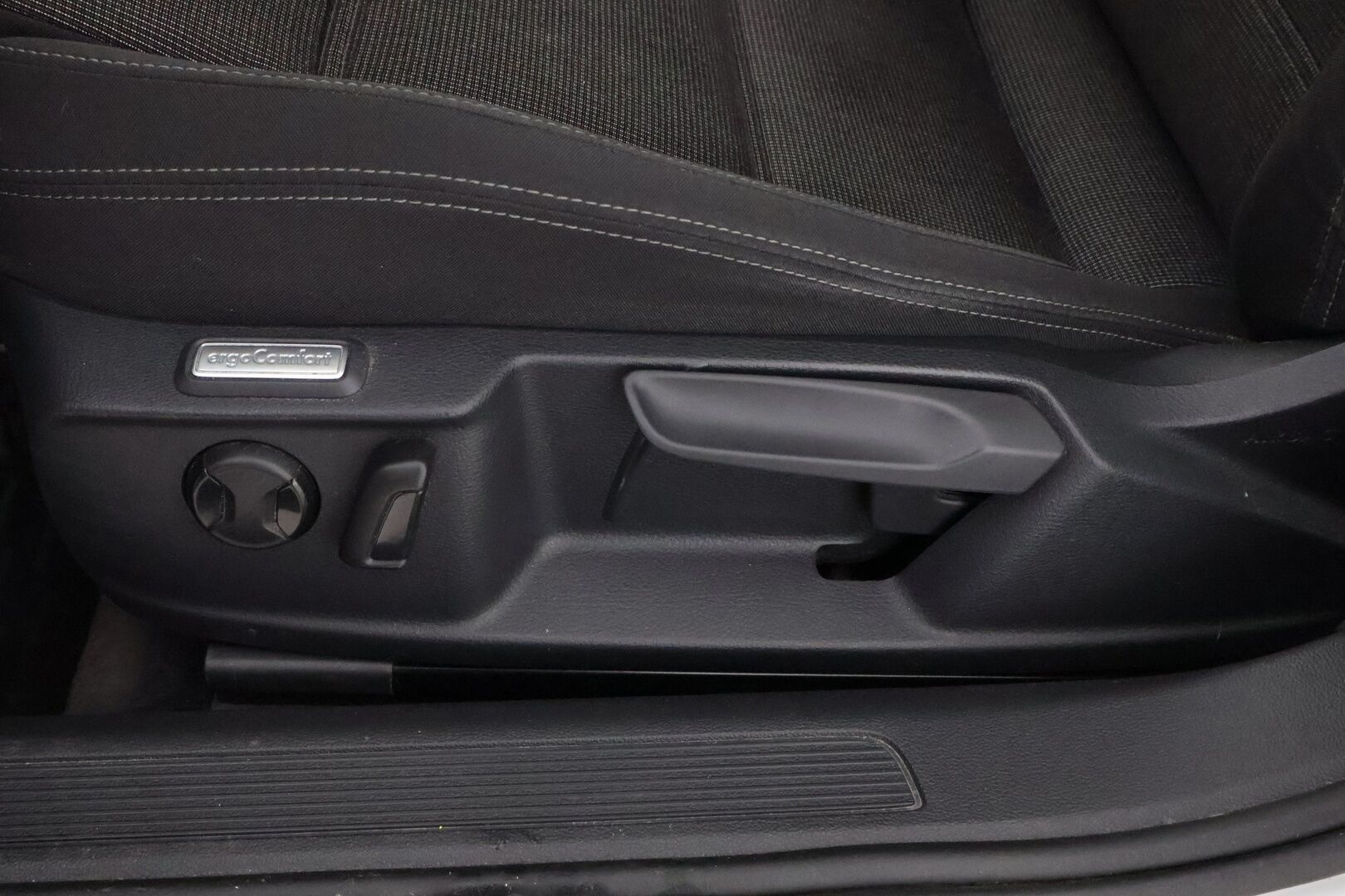 Volkswagen Passat 2017 Sedan Comfortline 1,4 TSI 92 kW (125 hv) DSG-automaatti * Lohko & Sisäpistoke / Ergocomfort / LED / Peruutustutkat / Vakkari