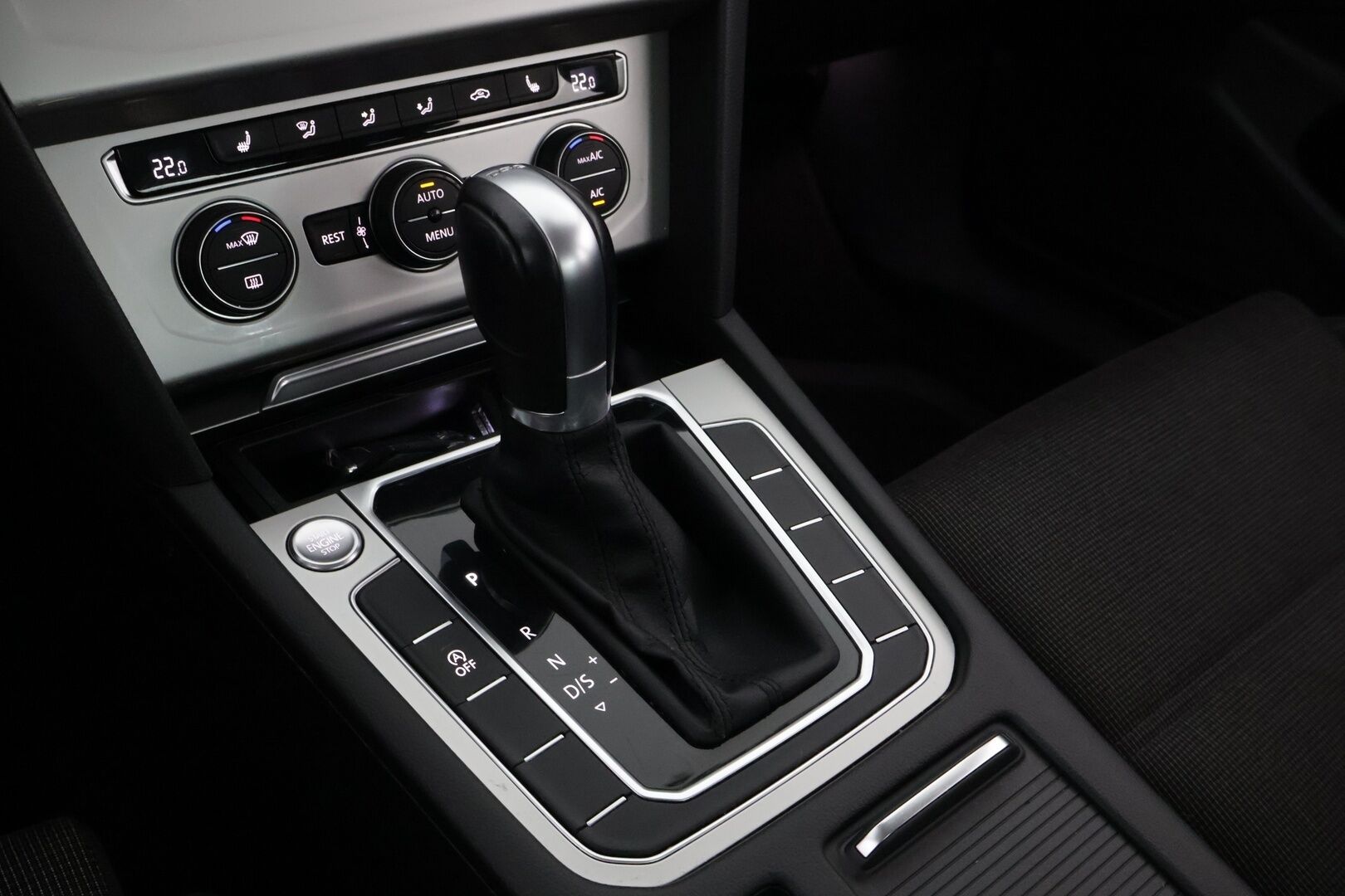 Volkswagen Passat 2017 Sedan Comfortline 1,4 TSI 92 kW (125 hv) DSG-automaatti * Lohko & Sisäpistoke / Ergocomfort / LED / Peruutustutkat / Vakkari